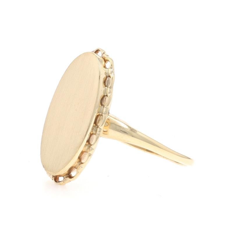 Bague chevalière en or jaune ovale gravable 10k cadre festonné Pour femmes en vente