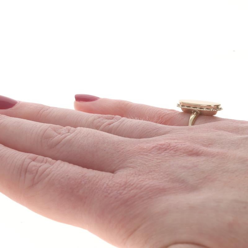 Bague chevalière en or jaune ovale gravable 10k cadre festonné en vente 1