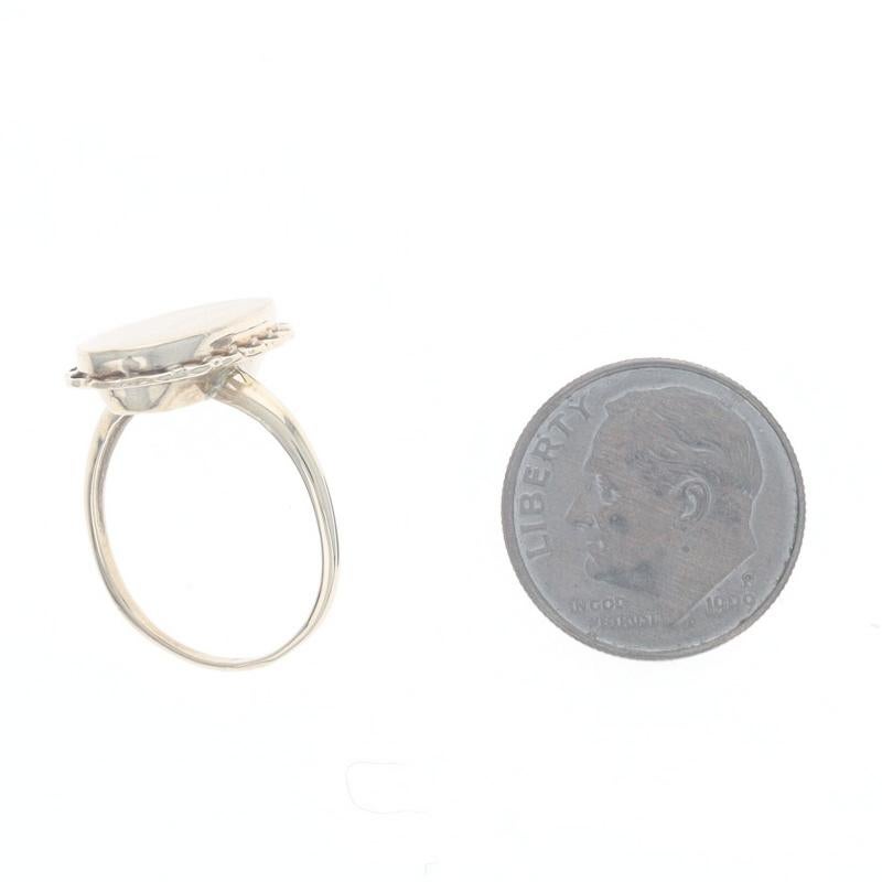 Bague chevalière en or jaune ovale gravable 10k cadre festonné en vente 2