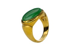 Anello solitario in oro giallo con castone ovale verde e cabochon di giada