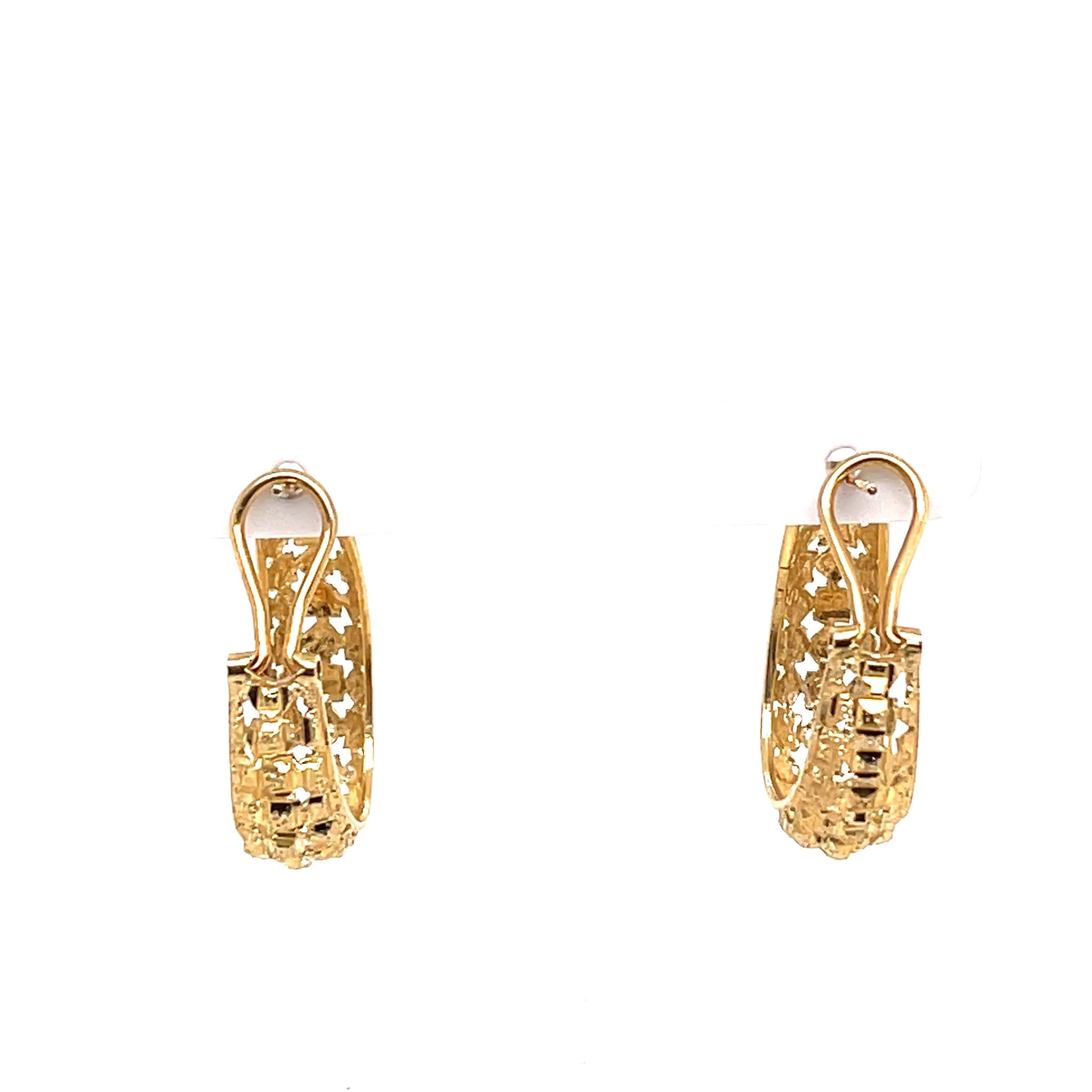 Yellow Gold Oval Hoop Vintage Textured Earring In Good Condition For Sale In New York, NY
