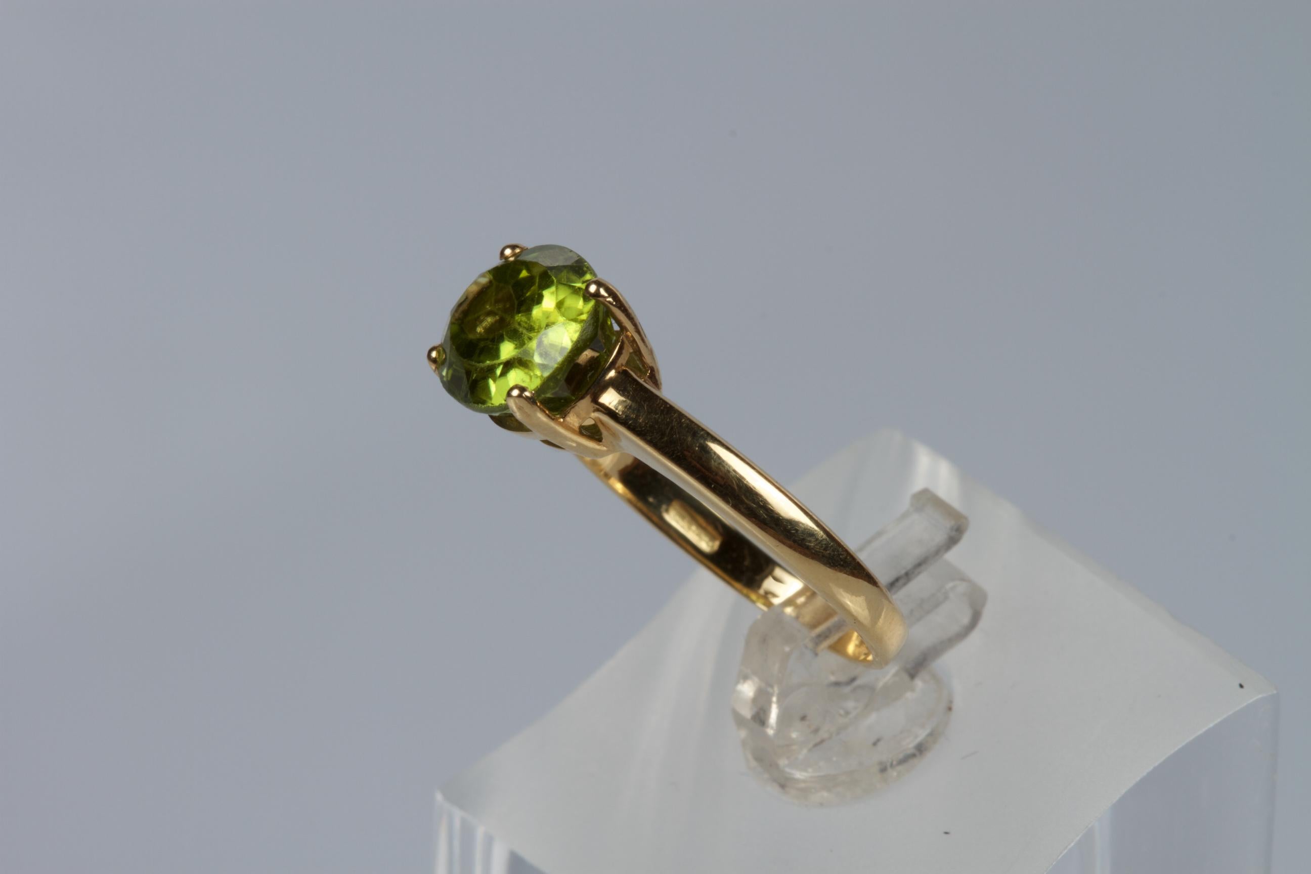 Elegant 18 carat yellow gold ring with an oval peridot in the center.
Peridot size: 10 x 8 mm
Ring weight: 3.9 grams
Size: 13 mm (inner diameter of the ring)
free size variation

If not immediately available, the jewel will be produced on request