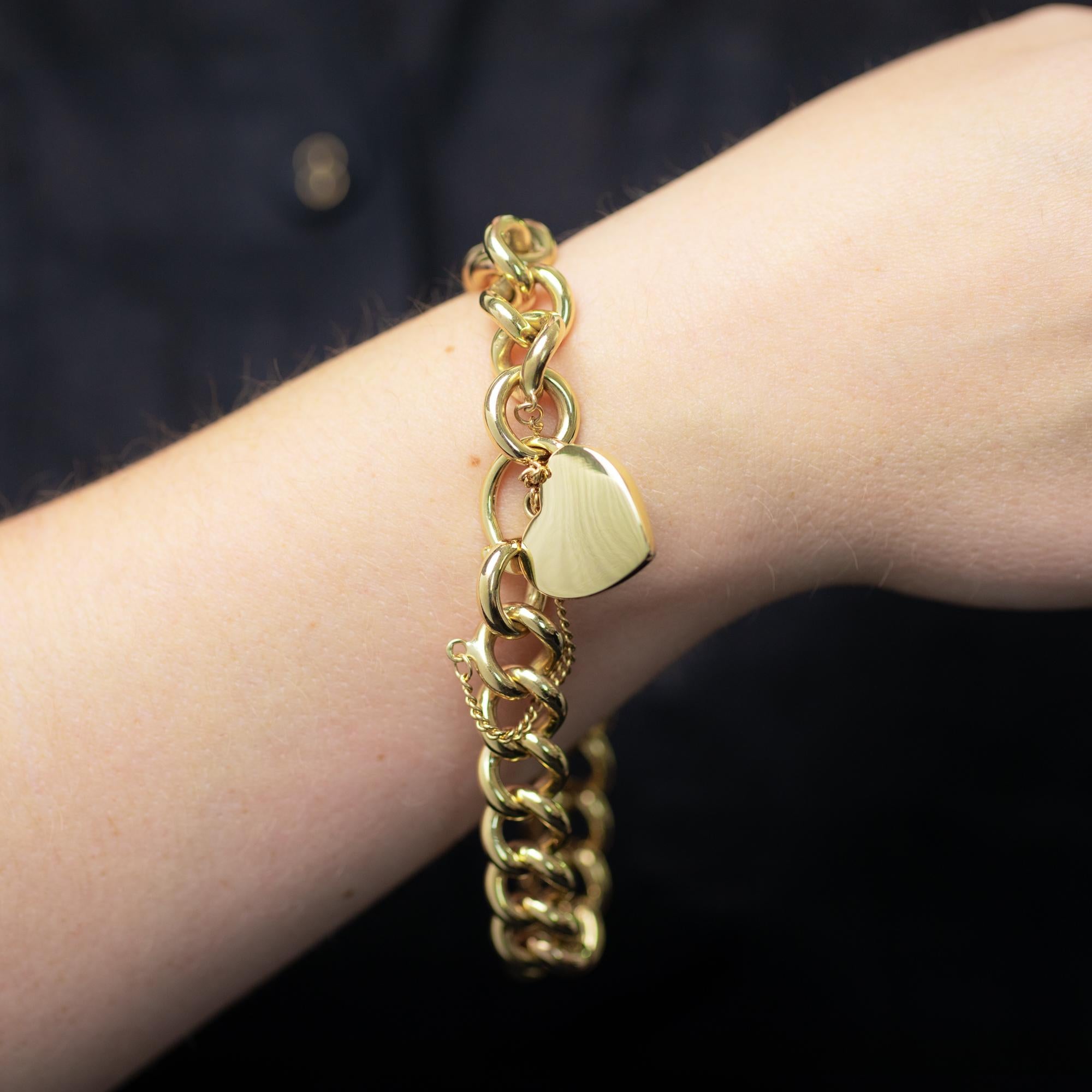 Un bracelet moderne en or jaune 9k à larges maillons ouverts, sécurisé par un cadenas en forme de cœur poli et une chaîne de sécurité.

Métal : or jaune 9k
Poids : 68,88 grammes
Dimensions : Longueur 20 cm, largeur 1,1 cm
Époque : Moderne Circa 2000