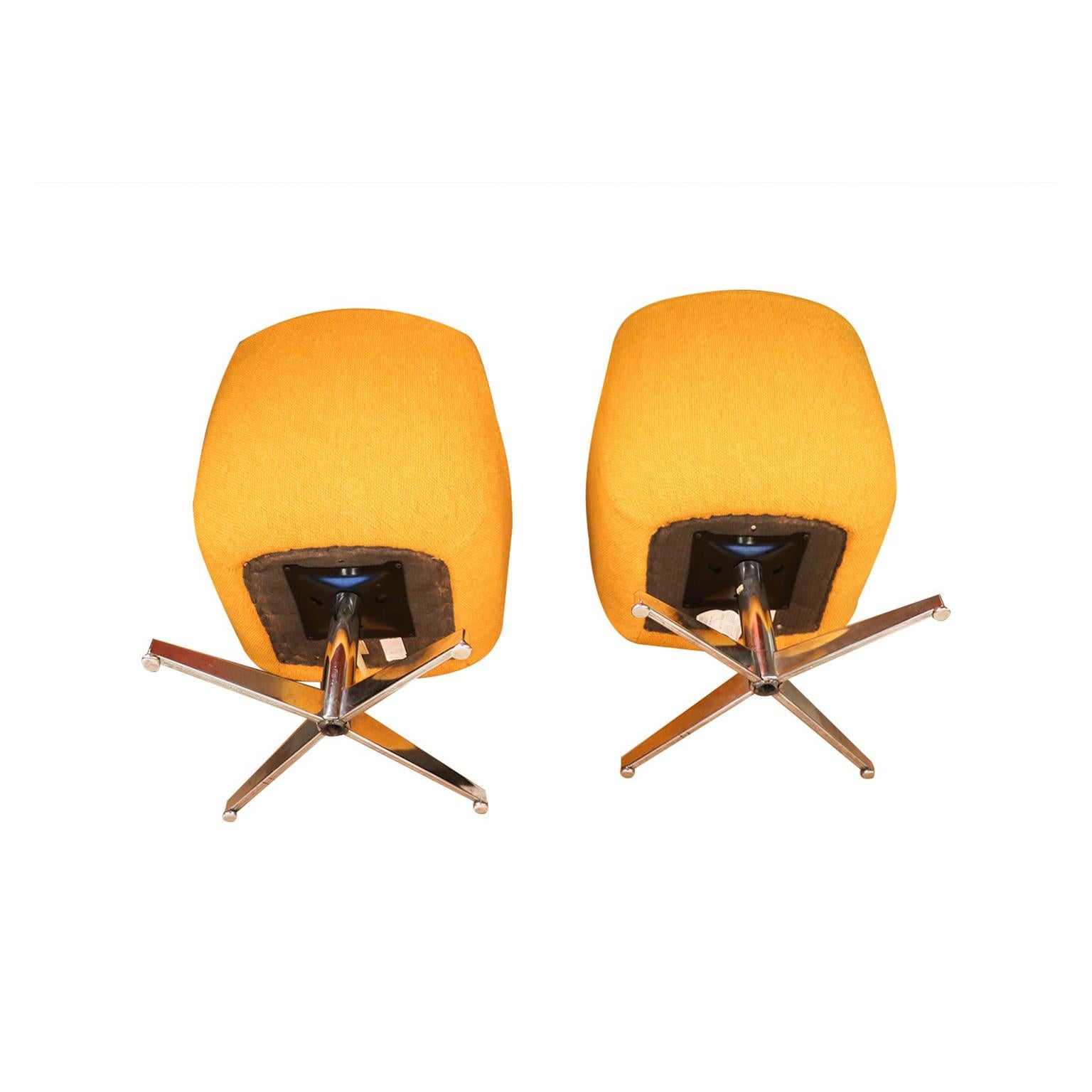 Yellow Gold Pair of Midcentury Swivel Barrel Chairs Steelcase In Good Condition In Baltimore, MD