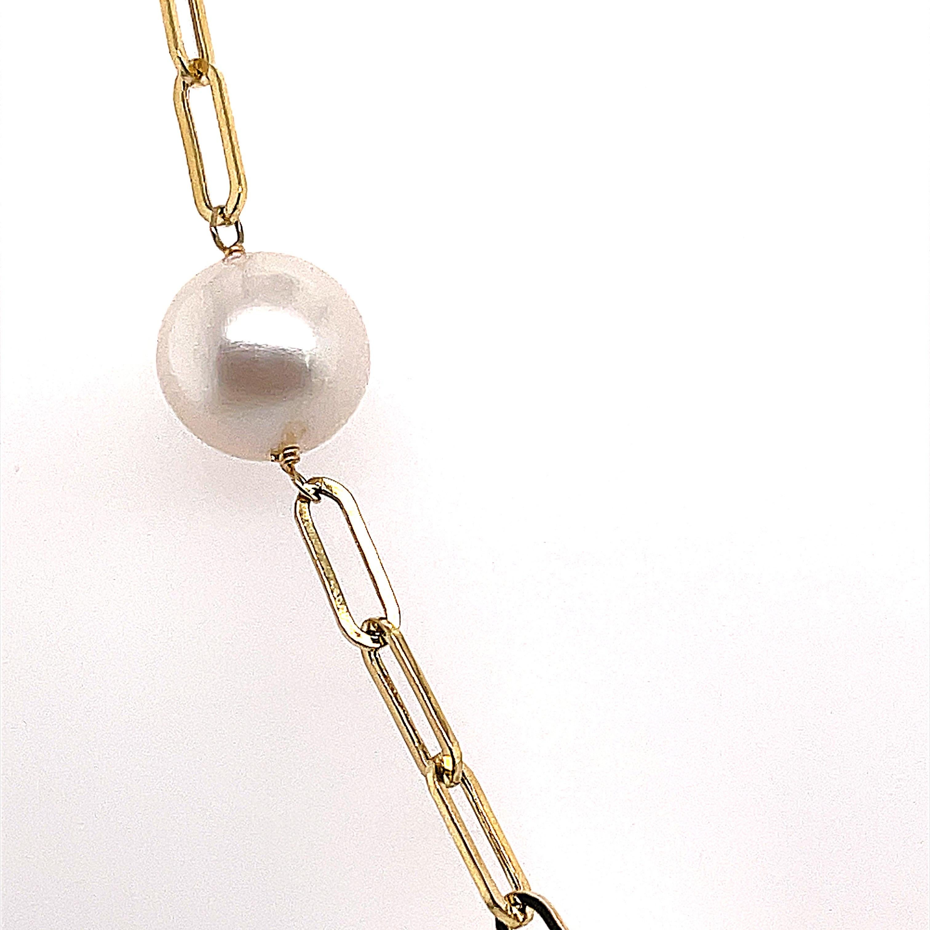 Taille ronde Collier en forme de coupe en or jaune avec épingle à papier et perles d'eau douce en vente