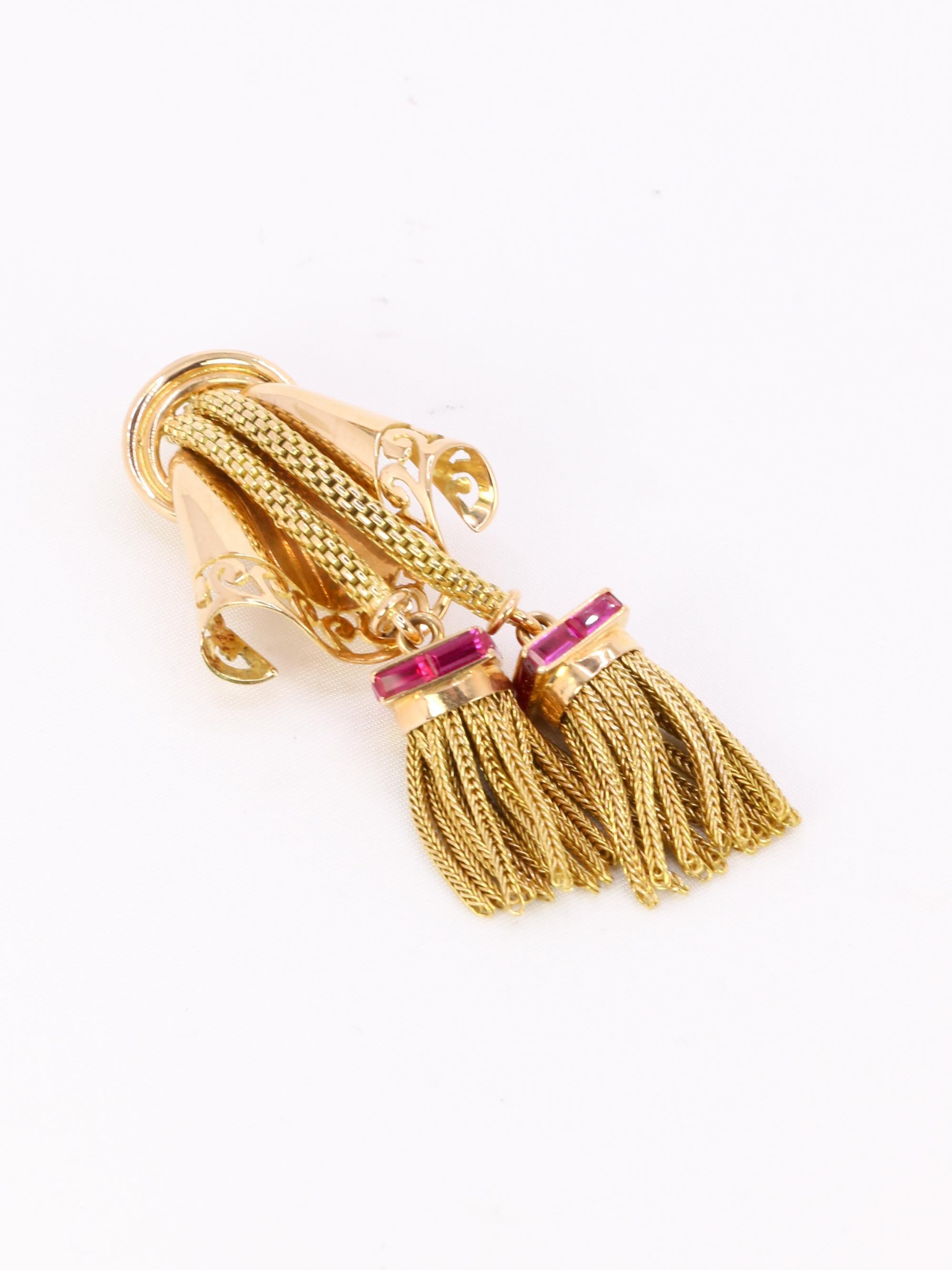 Passementerie-Brosche aus Gelbgold mit kalibrierten Rubinen (Retro) im Angebot