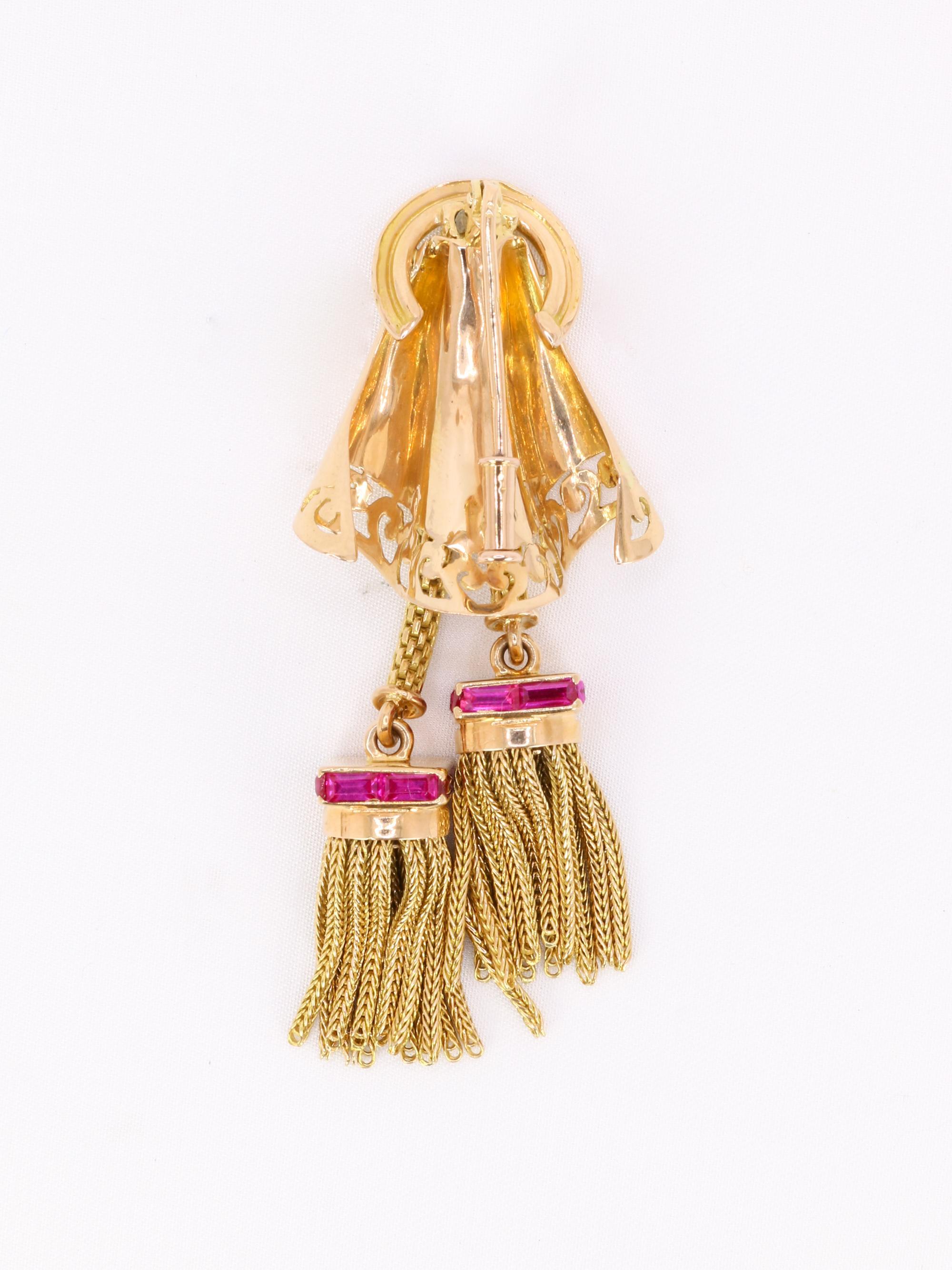 Passementerie-Brosche aus Gelbgold mit kalibrierten Rubinen (Baguetteschliff) im Angebot