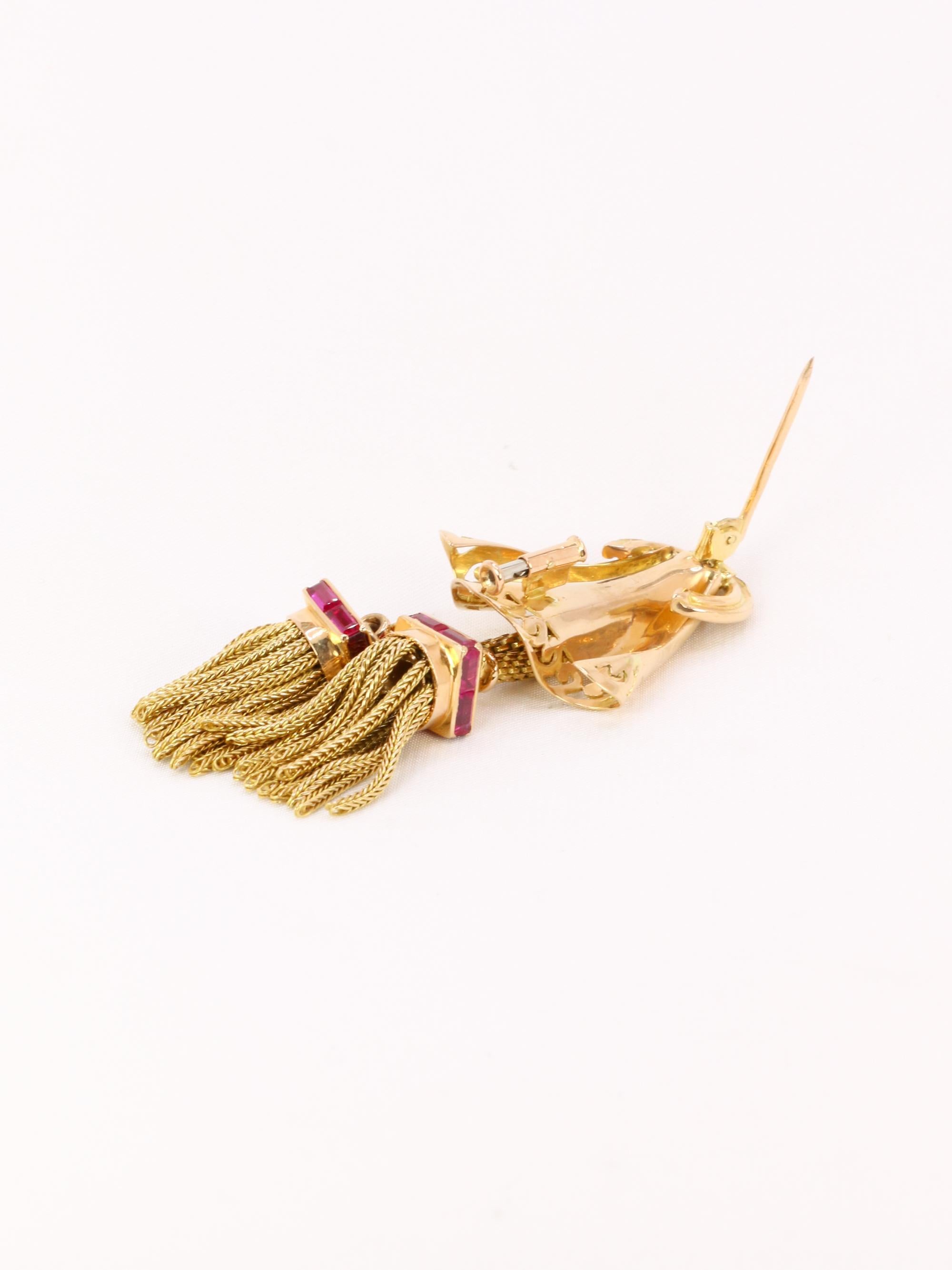 Passementerie-Brosche aus Gelbgold mit kalibrierten Rubinen im Zustand „Gut“ im Angebot in PARIS, FR