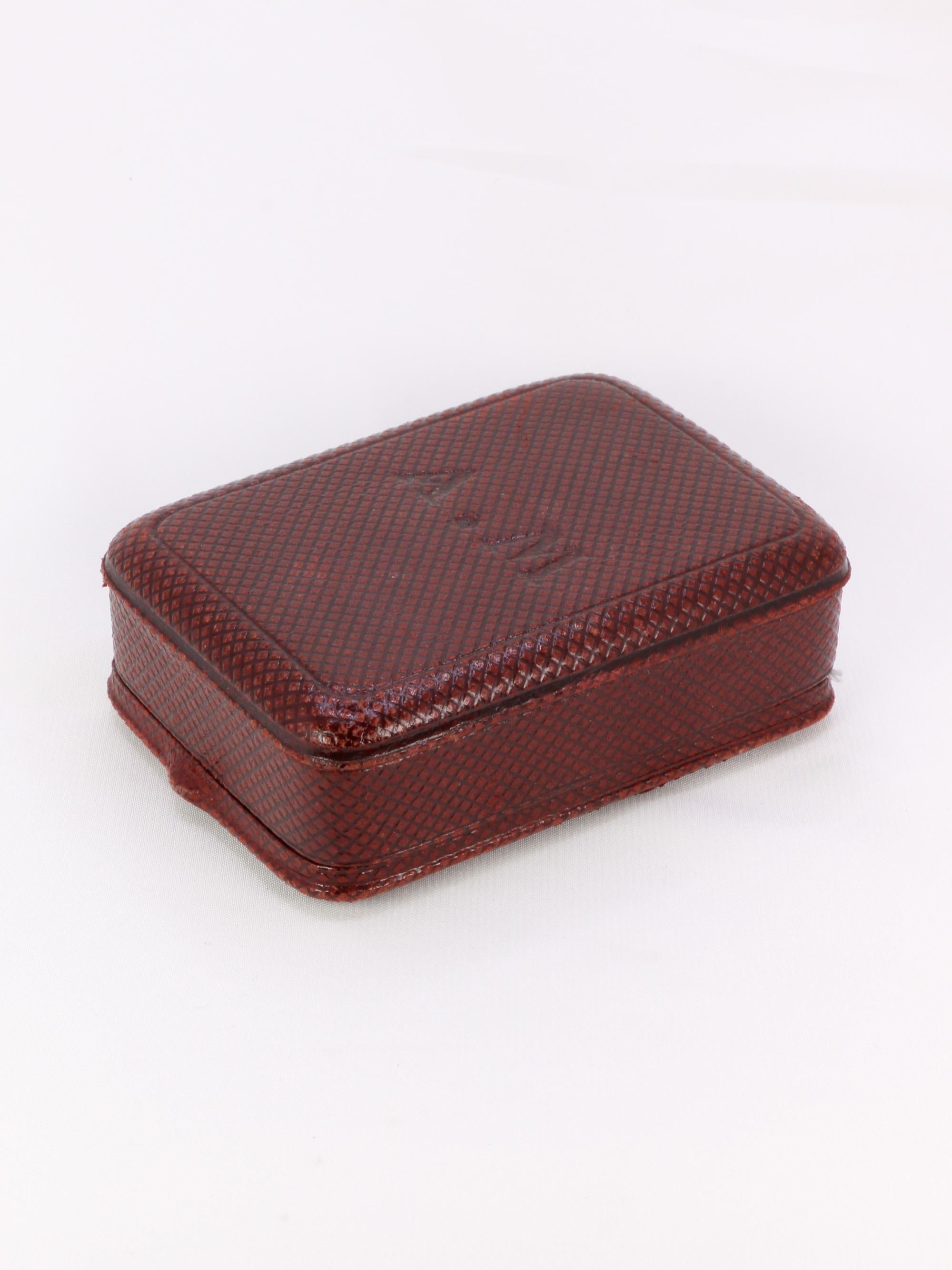 Passementerie-Brosche aus Gelbgold mit kalibrierten Rubinen im Angebot 1