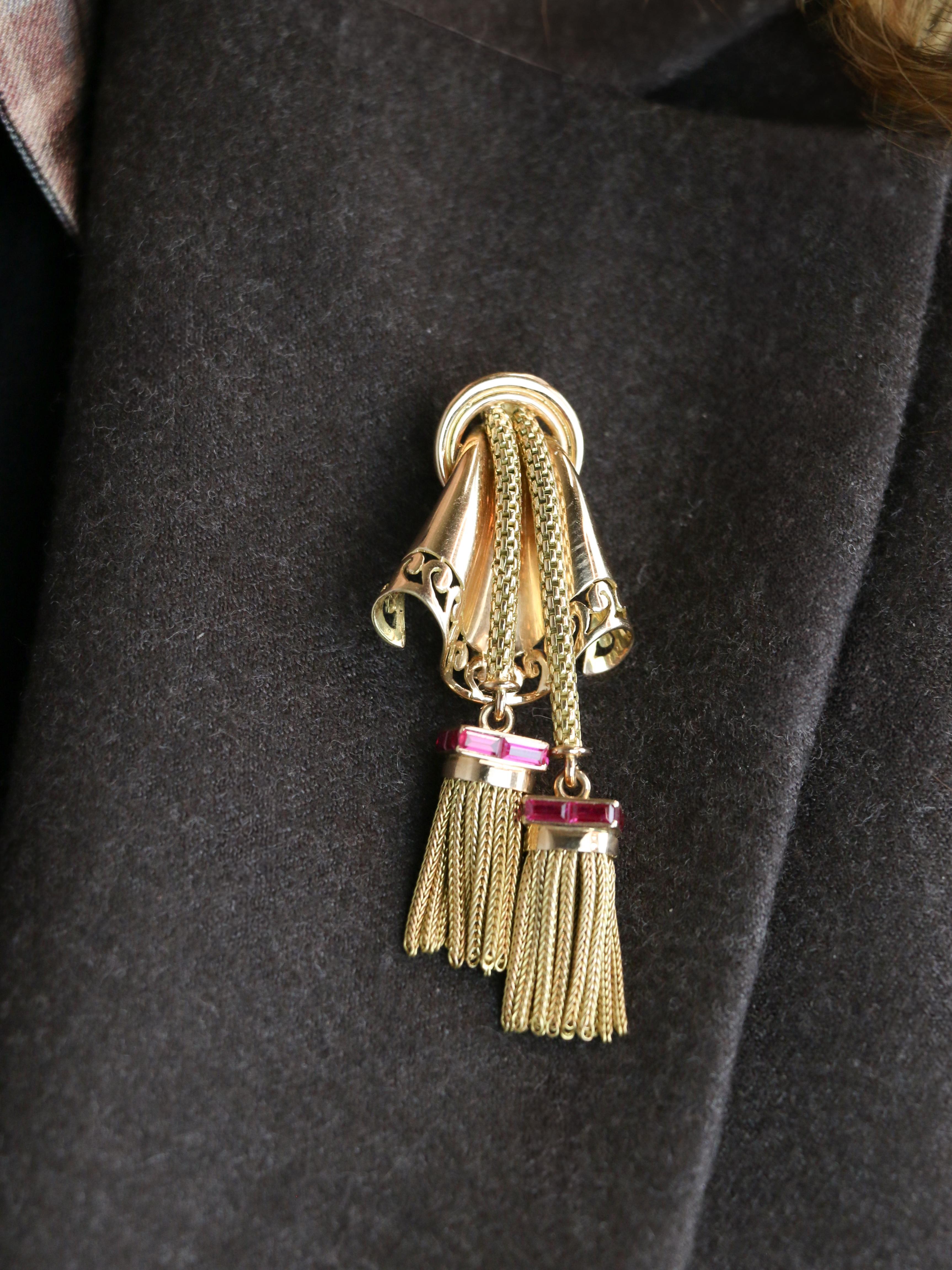 Passementerie-Brosche aus Gelbgold mit kalibrierten Rubinen im Angebot 2