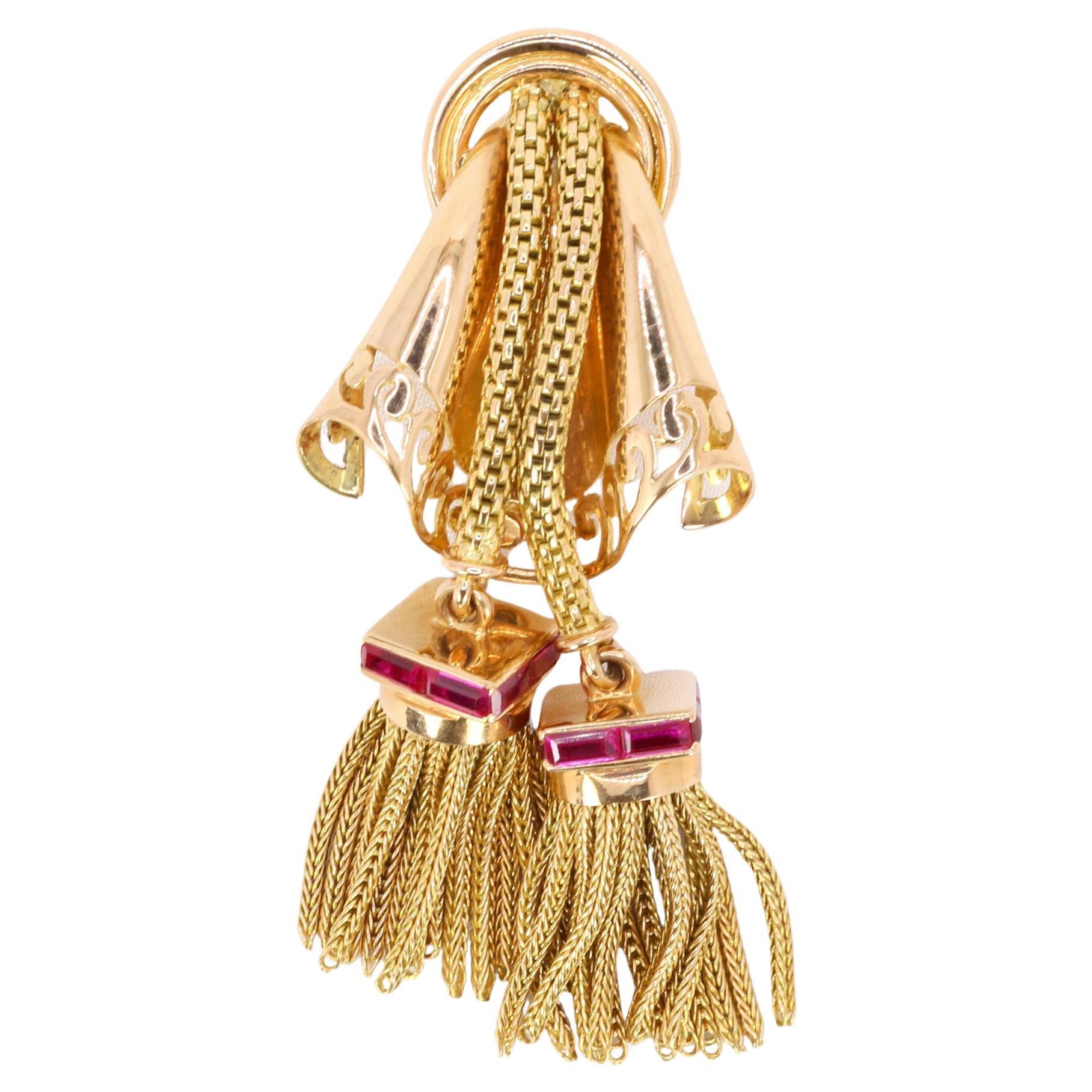 Passementerie-Brosche aus Gelbgold mit kalibrierten Rubinen im Angebot