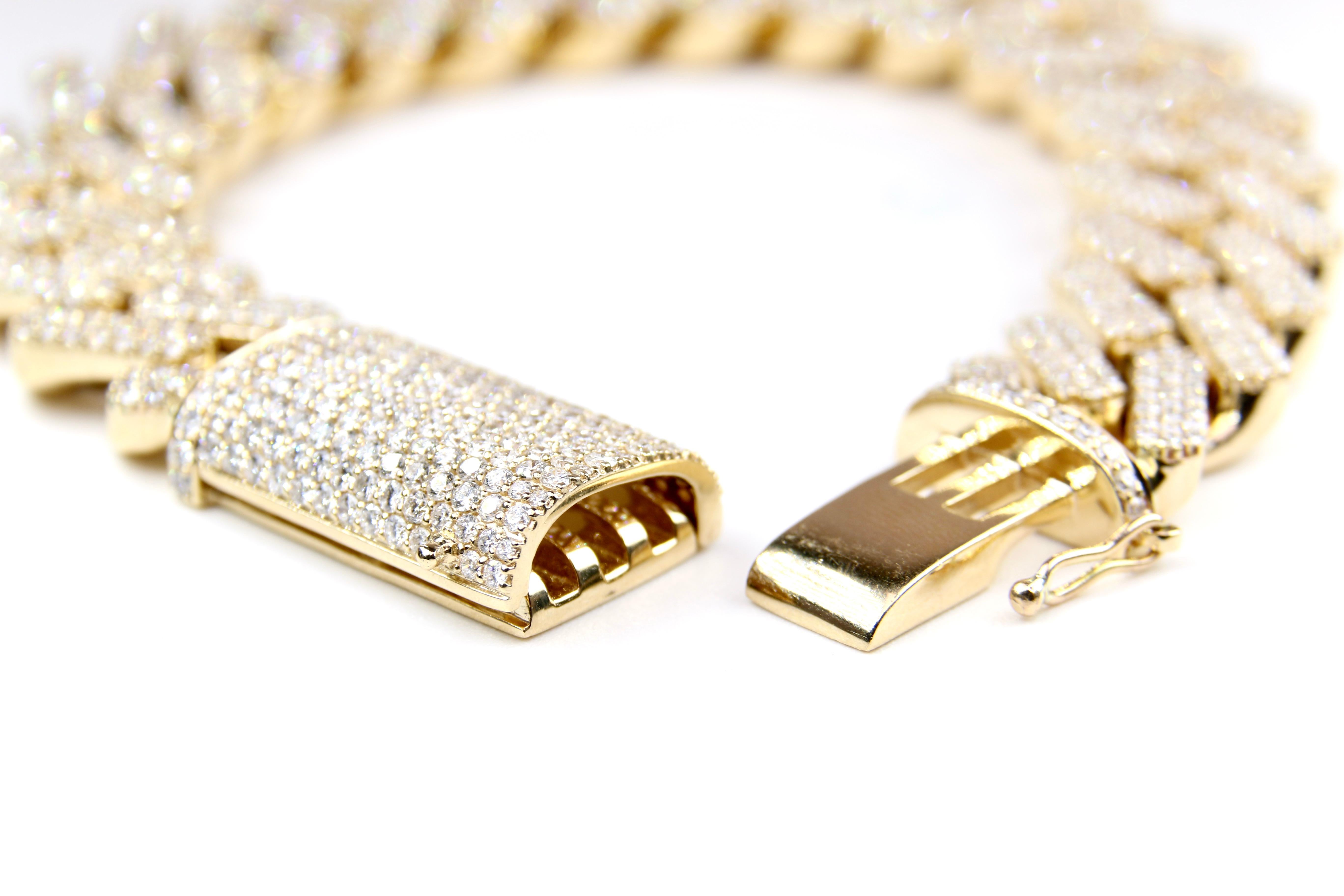 This exquisite 18K Yellow Gold and Diamond Pave Curb Link Bracelet featuring
9.68CT Pave Diamonds is an absolutely stunning piece. This beautiful bracelet of Yellow Gold and diamonds is a statement on your wrist. With over 9.5 CT of Pave diamonds