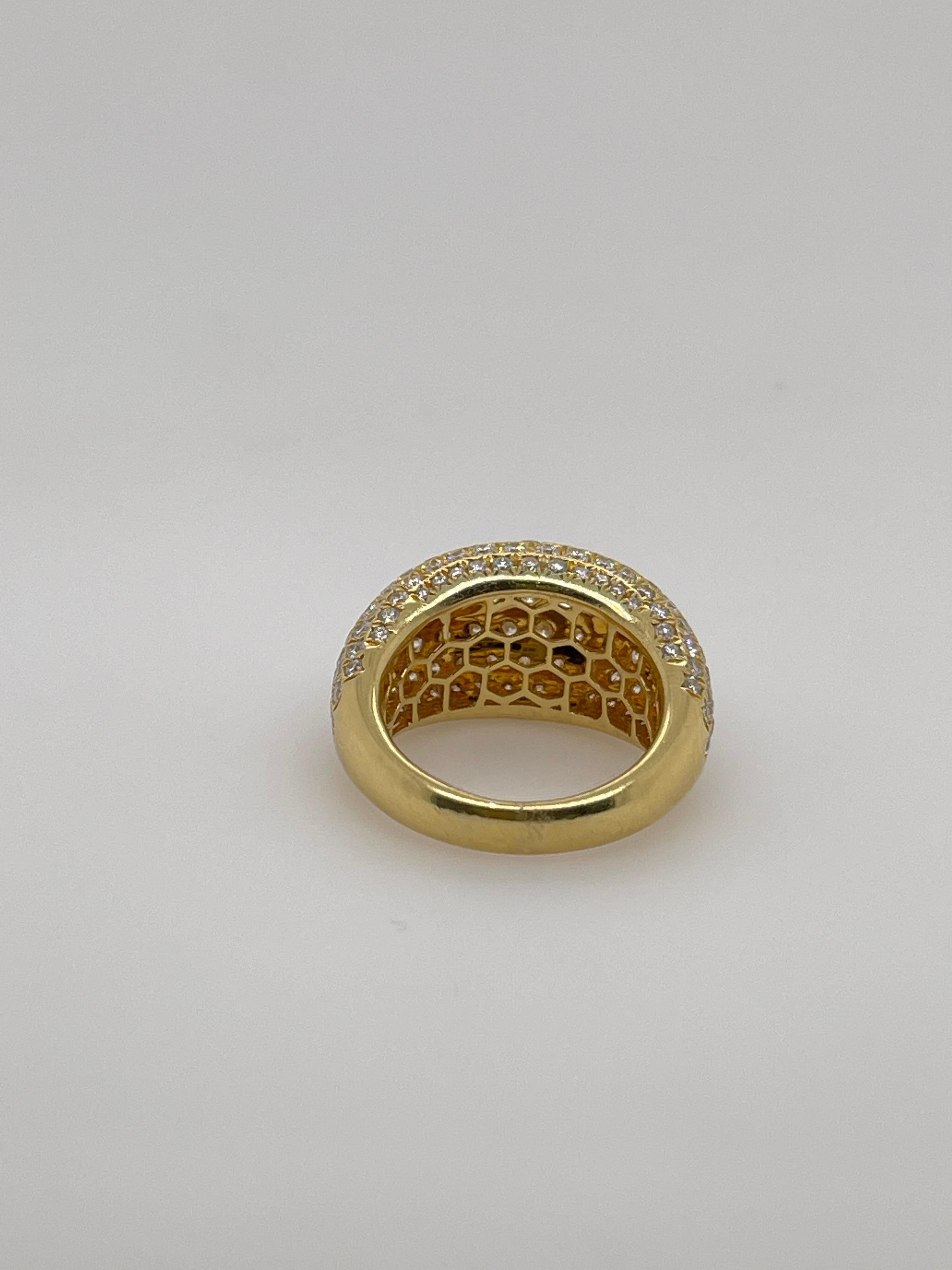 Taille ronde Bague dôme en or jaune pavé de diamants en vente