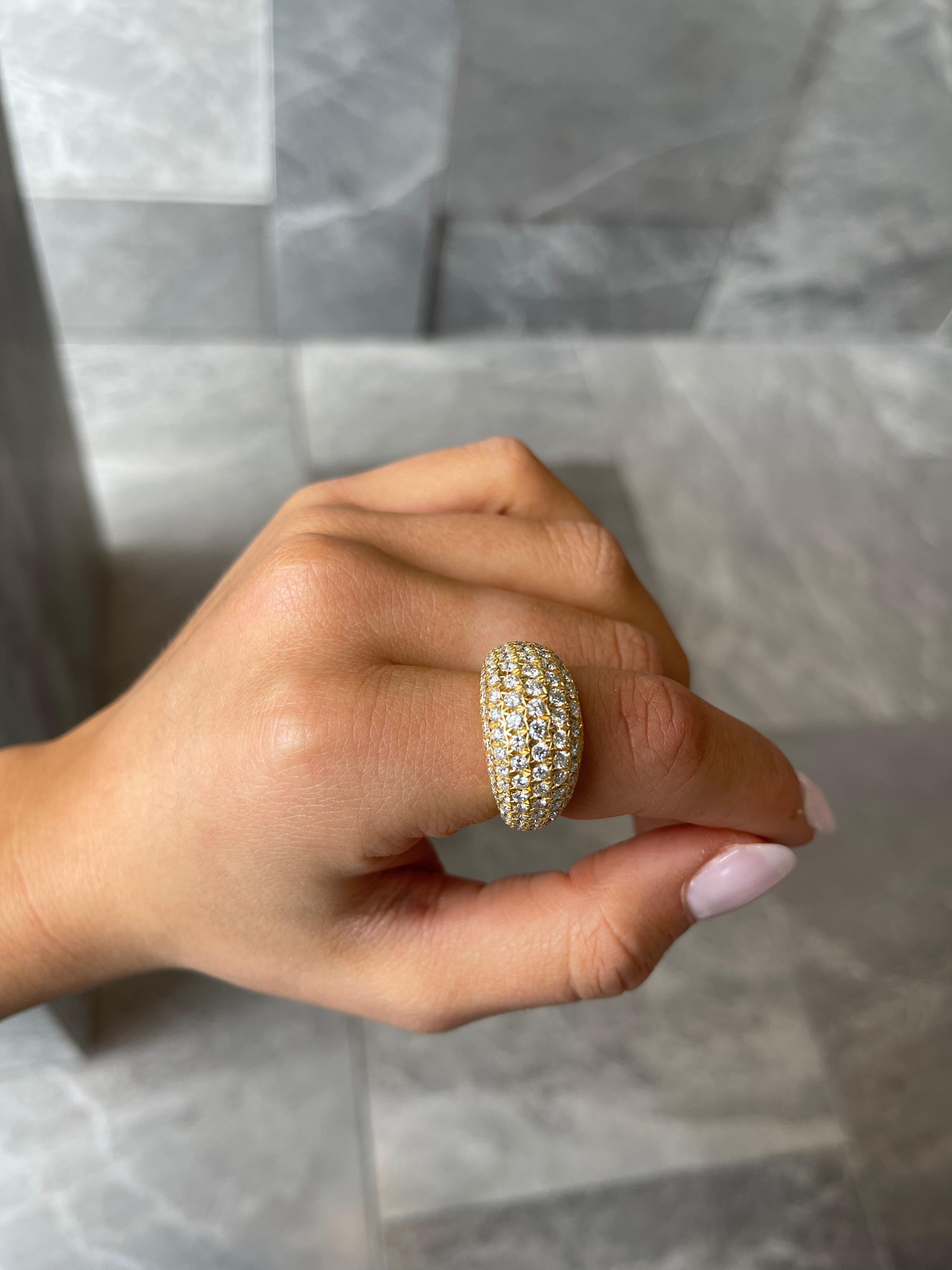 Bague dôme en or jaune pavé de diamants en vente 4