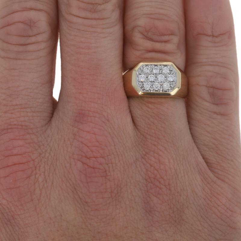 Taglio rotondo Anello da uomo in oro giallo con pave di diamanti - 14k Round .50ctw Geometric Cluster in vendita