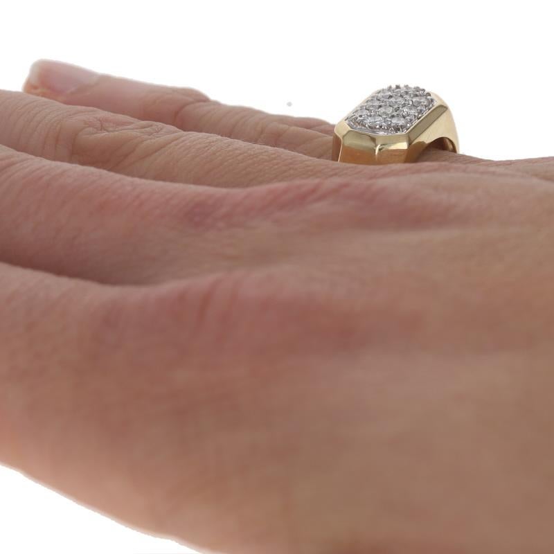 Uomo Anello da uomo in oro giallo con pave di diamanti - 14k Round .50ctw Geometric Cluster in vendita
