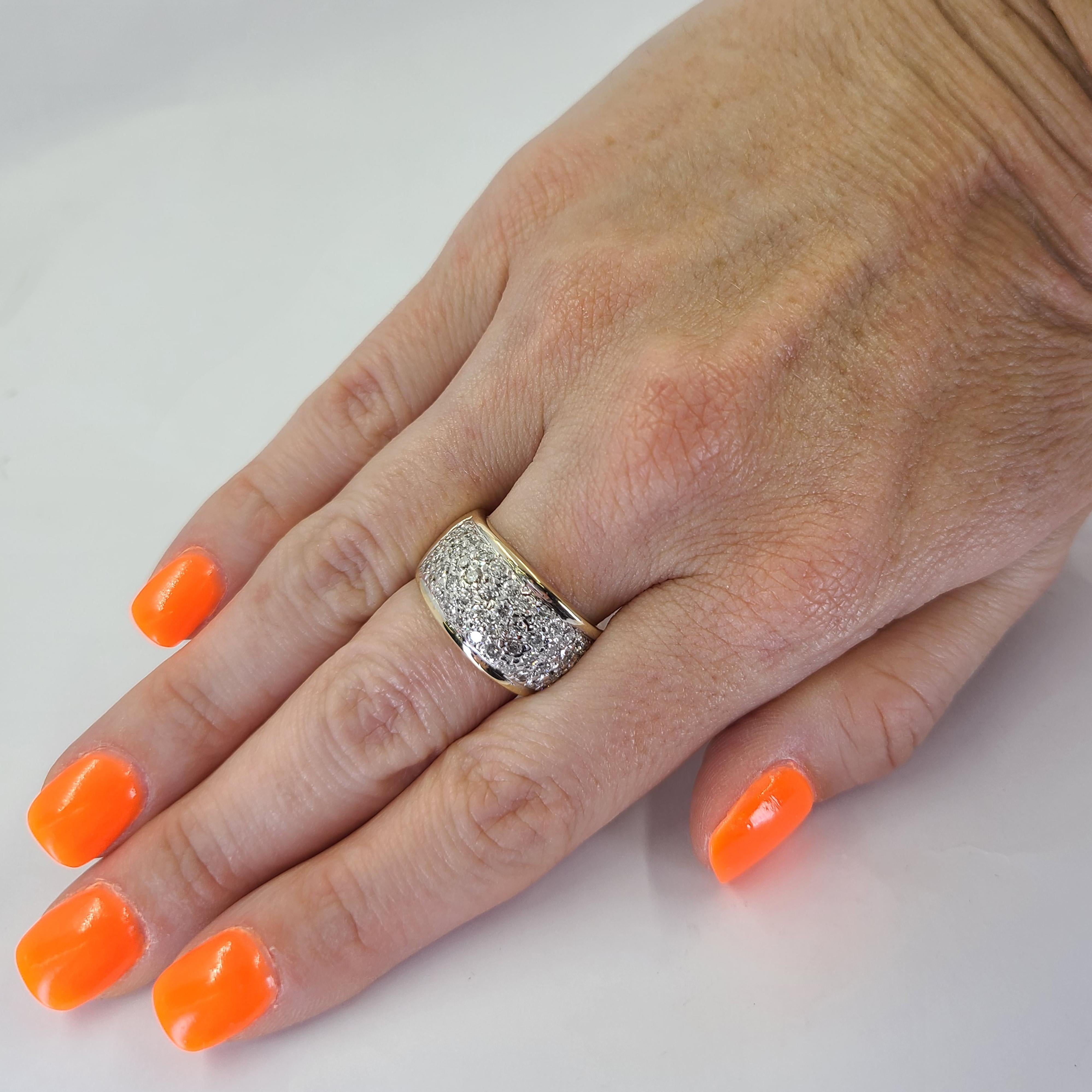 14 Karat Gelbgold Pave Diamond Band mit 54 runden Diamanten im Brillantschliff von VS Reinheit und H Farbe von insgesamt ca. 2,00 Karat. 11,5 mm breit, verjüngt sich auf 8,3 mm an der Rückseite. Fingergröße 6.5; Der Kauf beinhaltet einen