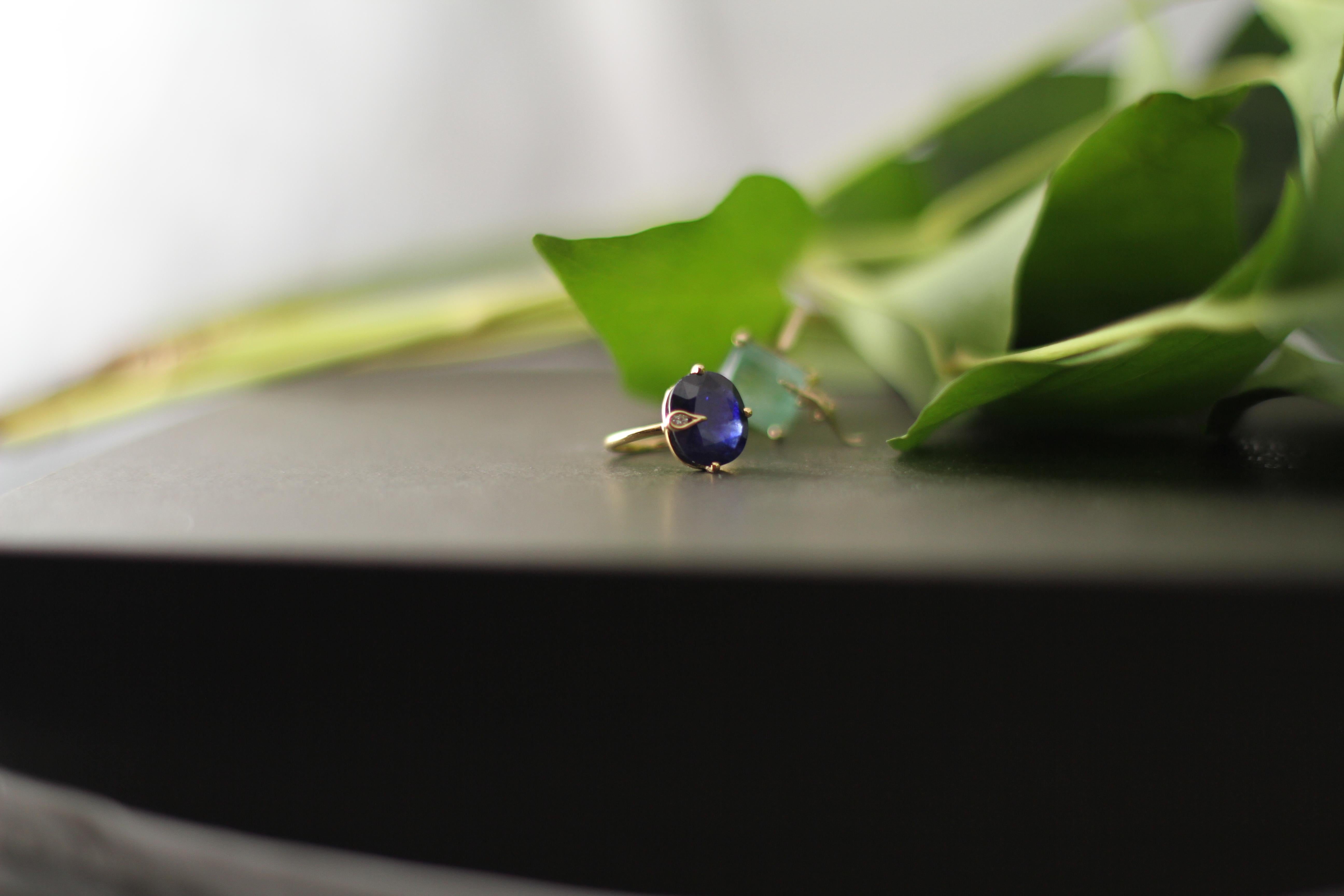 Pfauenring aus Gelbgold mit natürlichem Saphir und Diamant (Zeitgenössisch) im Angebot
