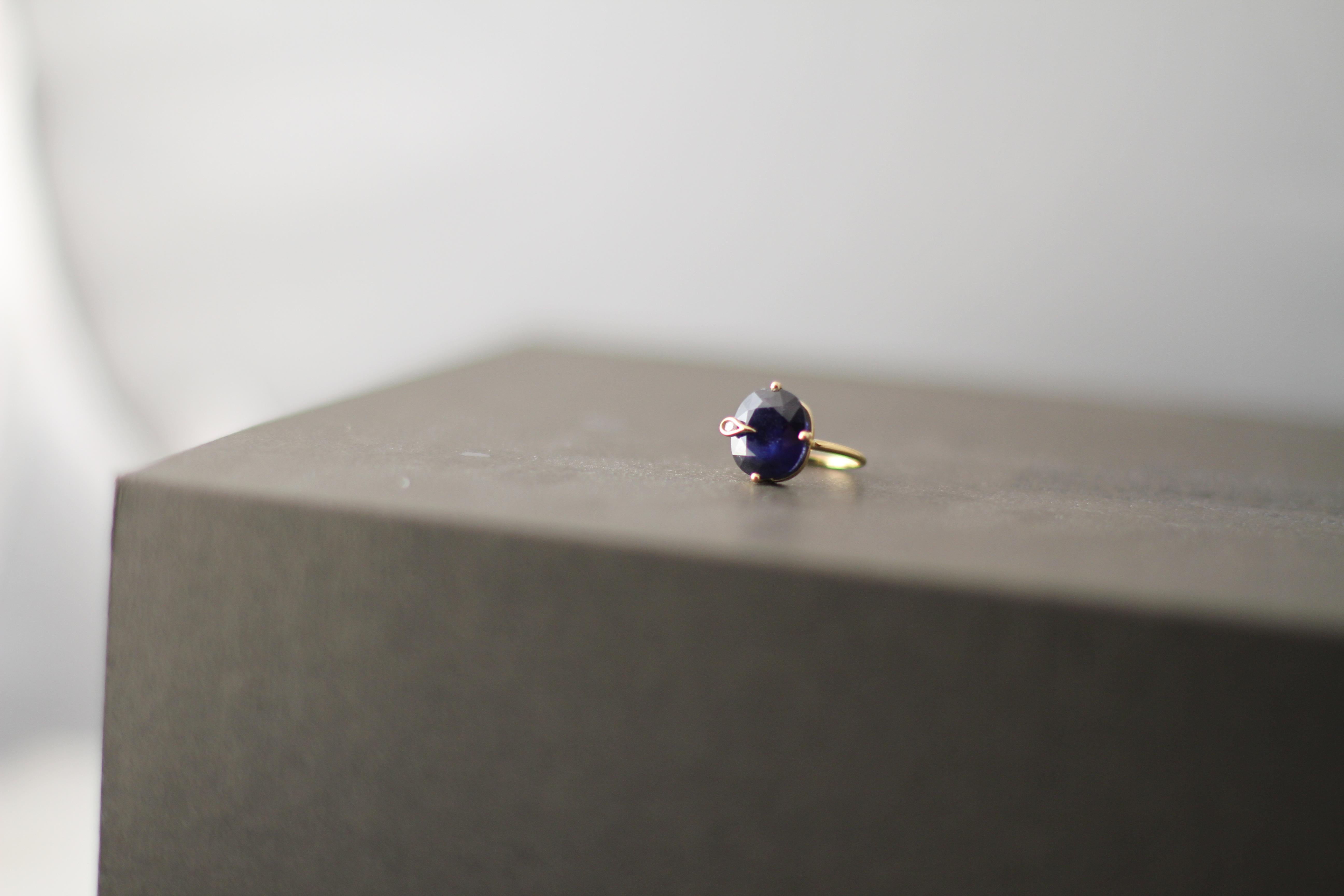 Pfauenring aus Gelbgold mit natürlichem Saphir und Diamant im Angebot 1