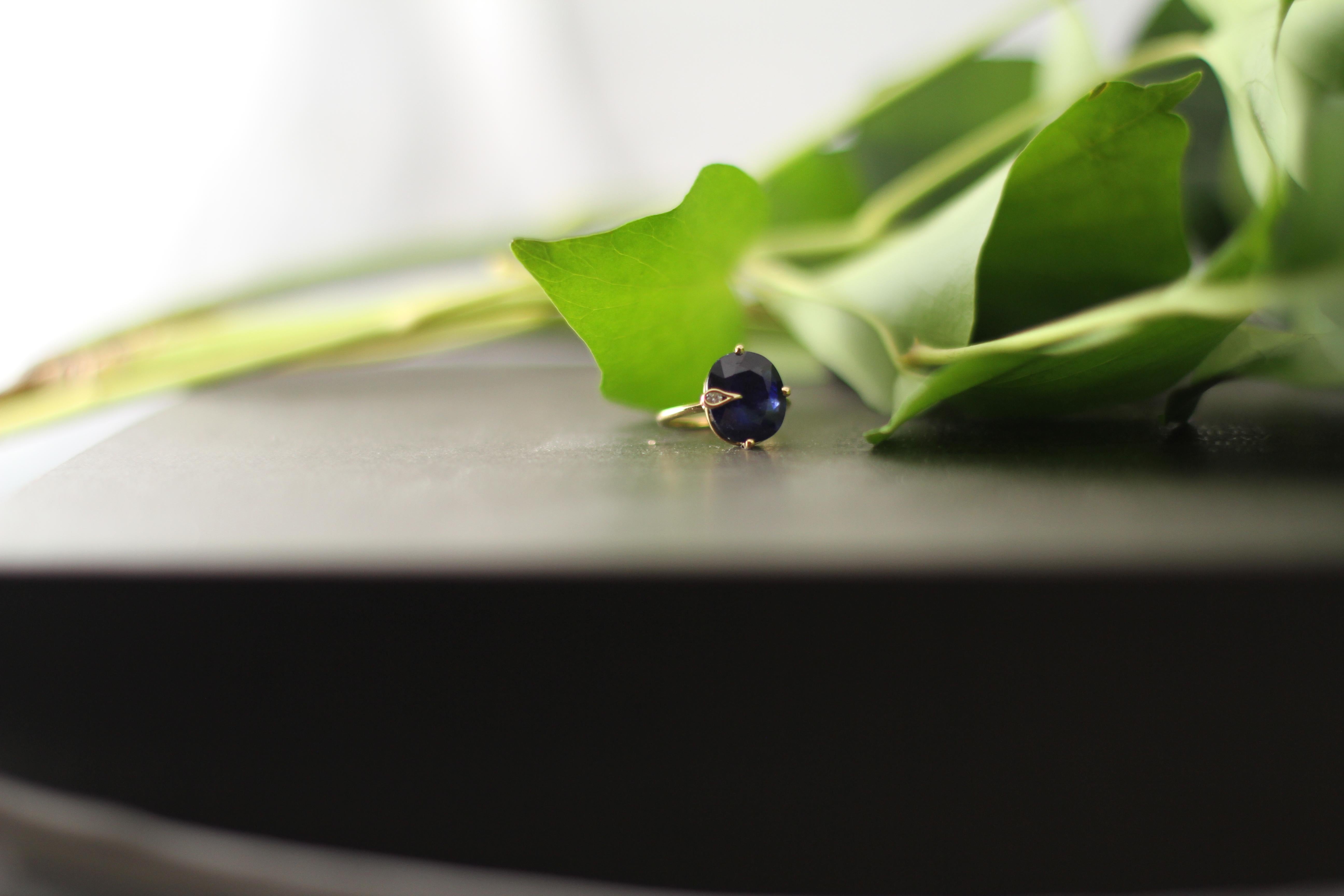 Pfauenring aus Gelbgold mit natürlichem Saphir und Diamant im Angebot 3