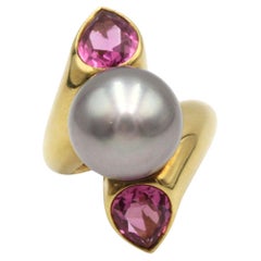 Bague sculpturale en or jaune, perle et tourmaline rose, design contemporain Bague sculpturale en or jaune, perle et tourmaline rose, design contemporain