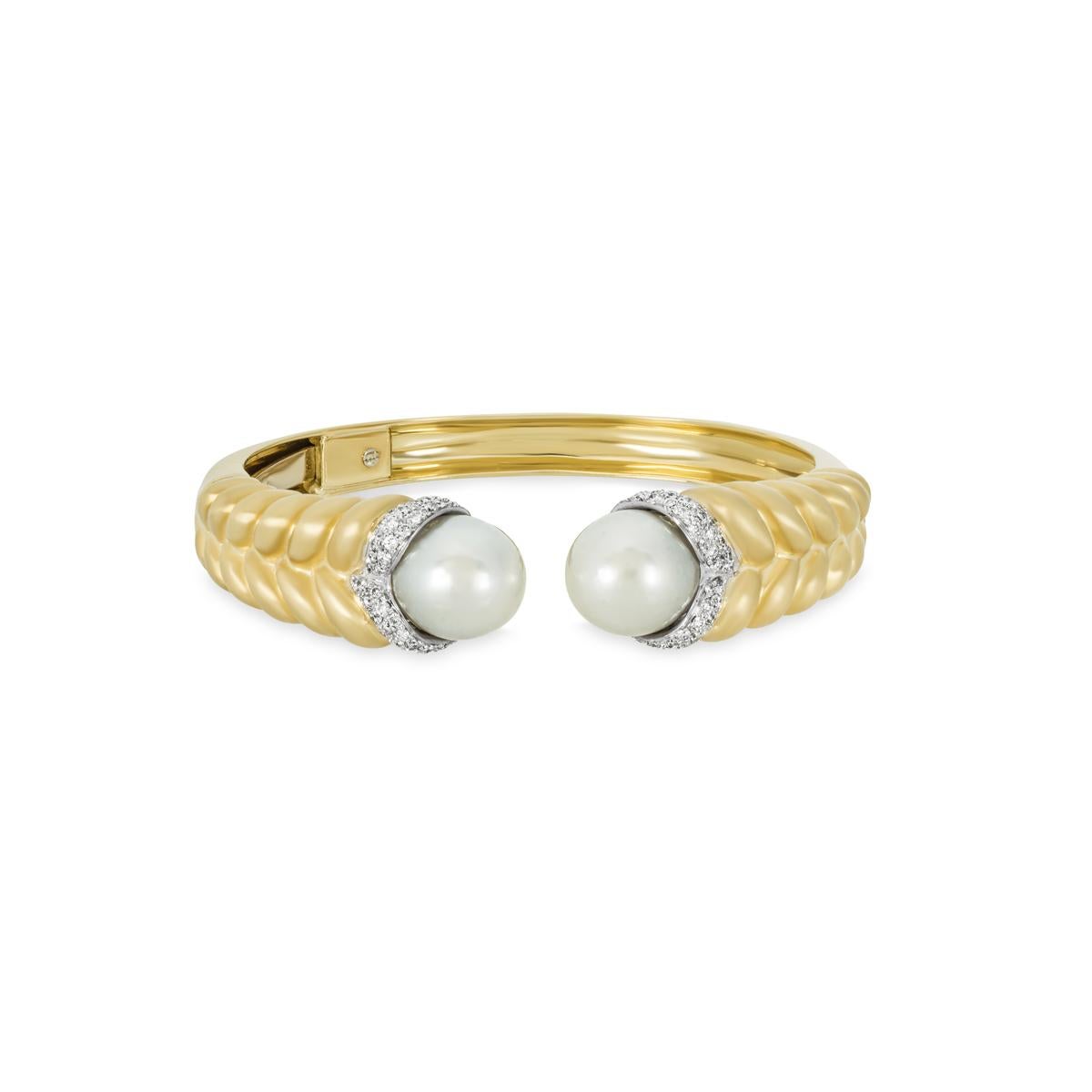 Taille ronde Bracelet en or jaune avec perles et diamants en vente