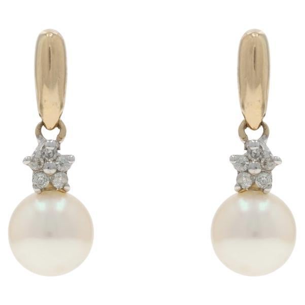 Orecchini pendenti in oro giallo con perle e diamanti - 10k in vendita