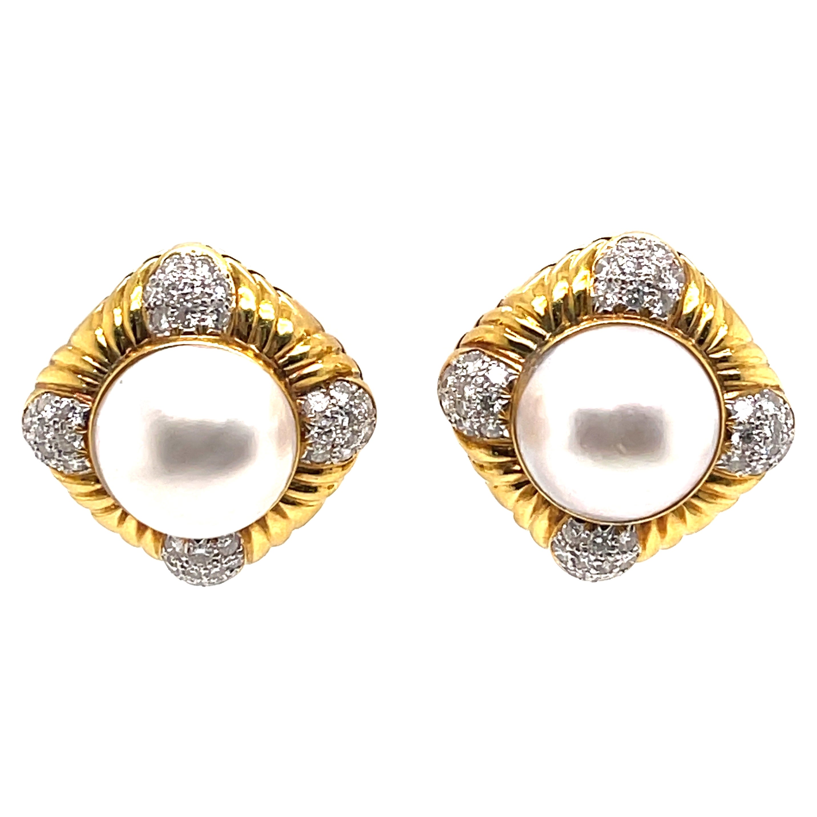 Boucle d'oreille en or jaune avec perles et diamants