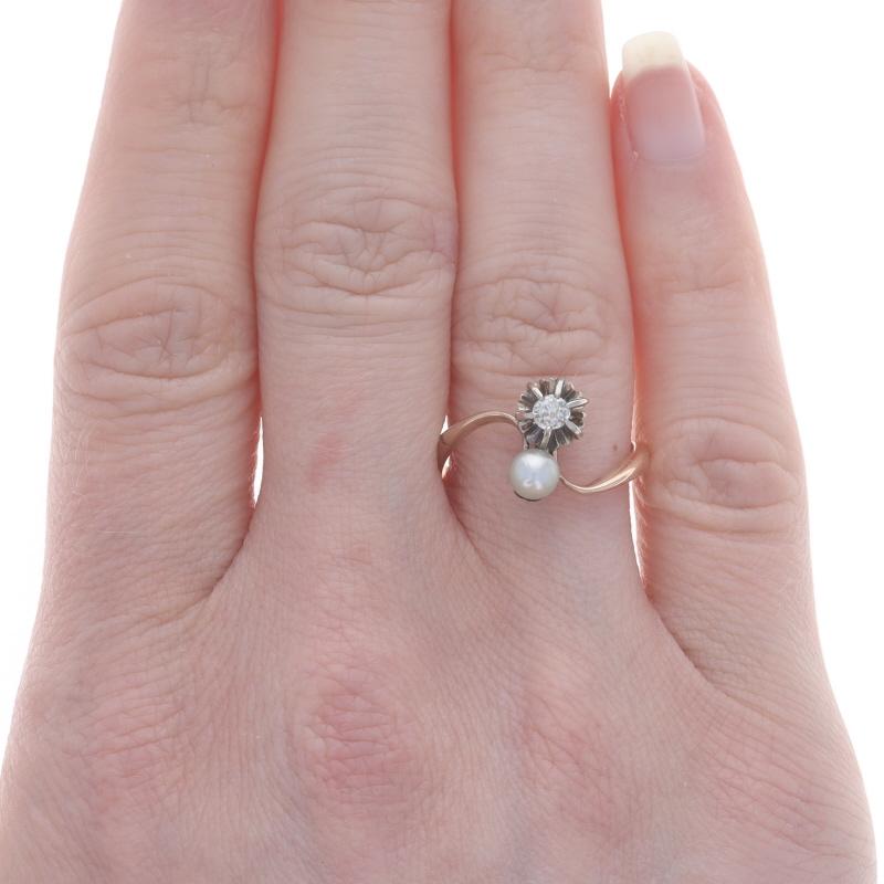 Taglio vecchia miniera Anello bypass in oro giallo con perle e diamanti - 10k .13ct floreale antico in vendita