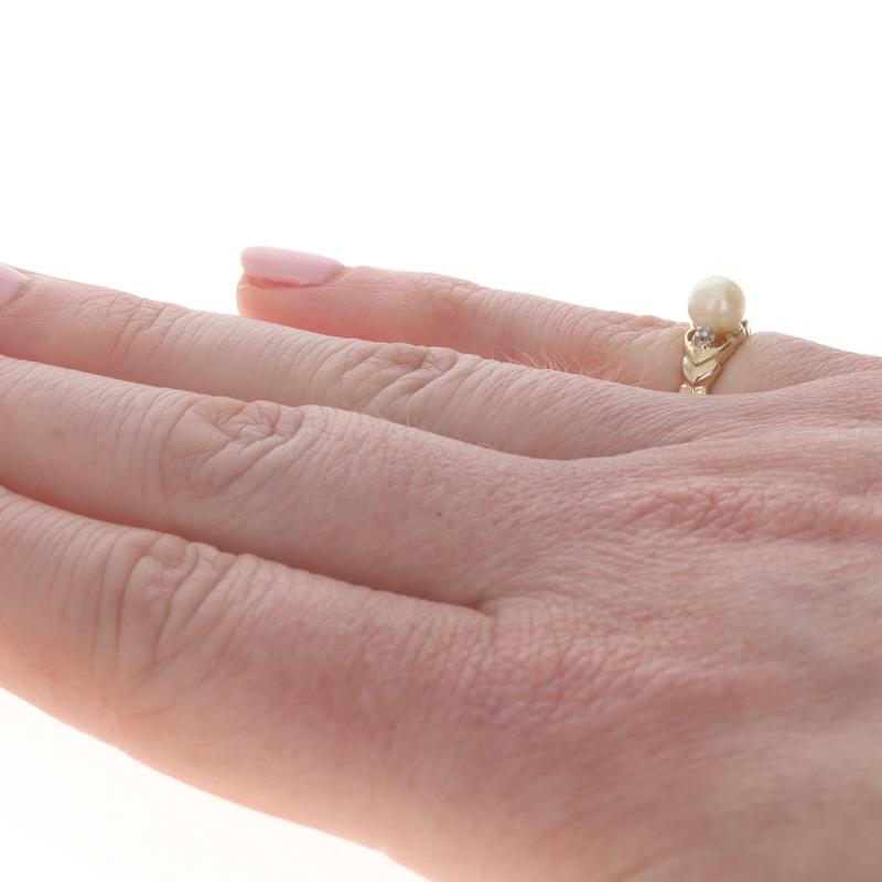 Bague en or jaune avec perles et diamants - 10k 2.00 Pour femmes en vente