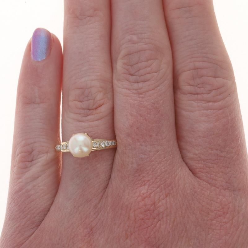 Perlina Anello con diamante e perla in oro giallo - 14k .12ctw in vendita