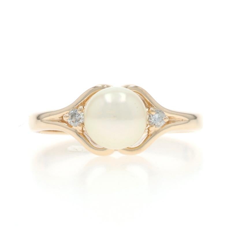 Taille : 5 1/4
Frais de taille : Up&Up 2 tailles pour $40 ou Down 1 taille pour $30

Contenu du métal : Or jaune 14k

Informations sur les pierres

Perle de culture

Diamants naturels
Carat(s) : .04ctw
Coupe : Brillant rond
Couleur : G - H
Clarté :