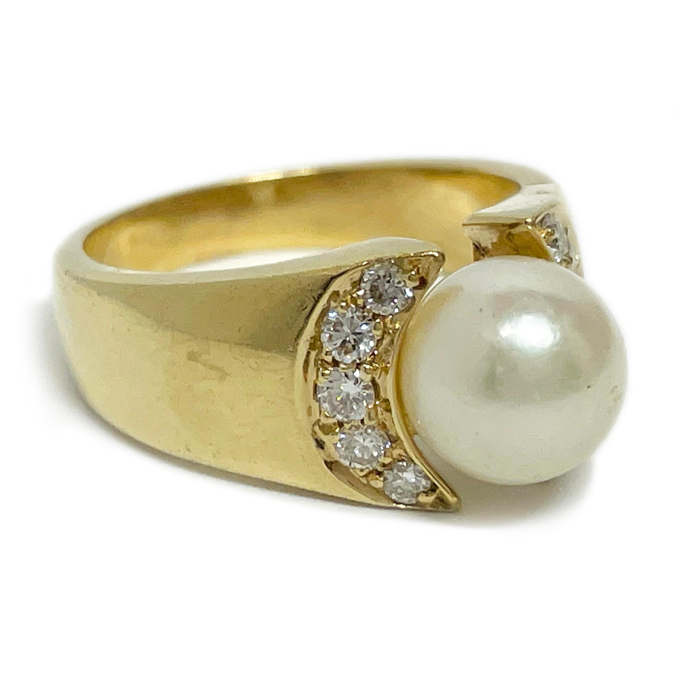Bague en or jaune 14 carats avec perles et diamants. Ce bracelet conique comporte une perle de 7 mm et dix diamants de 2 mm sertis en perles. Les teintes des perles sont un mélange de rose et de bleu-vert avec un bon lustre. Les dix diamants ont un