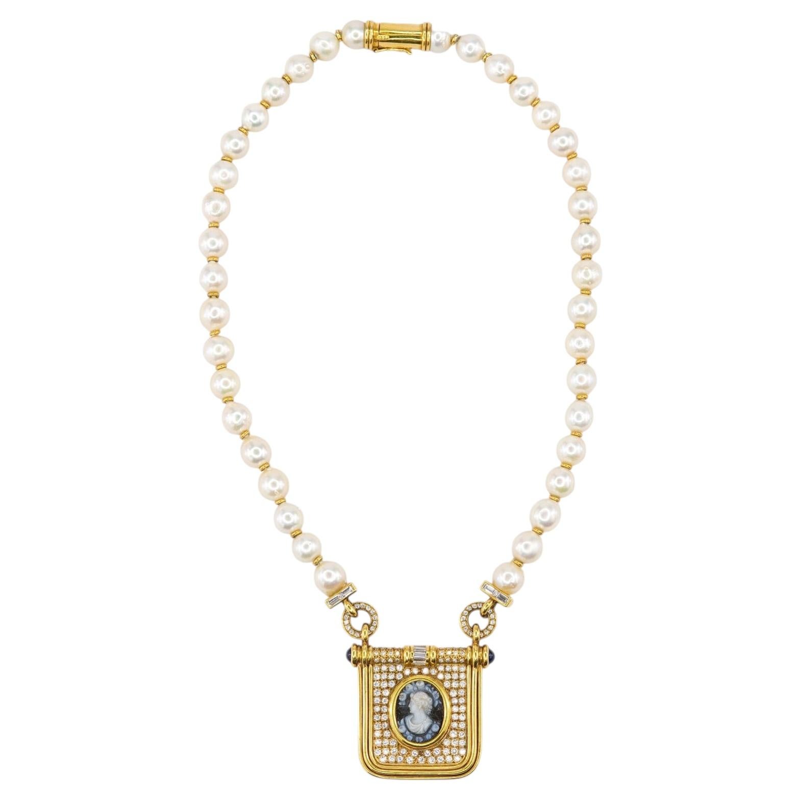 Collier avec pendentif camée en or jaune, perle, diamant, saphir et agate