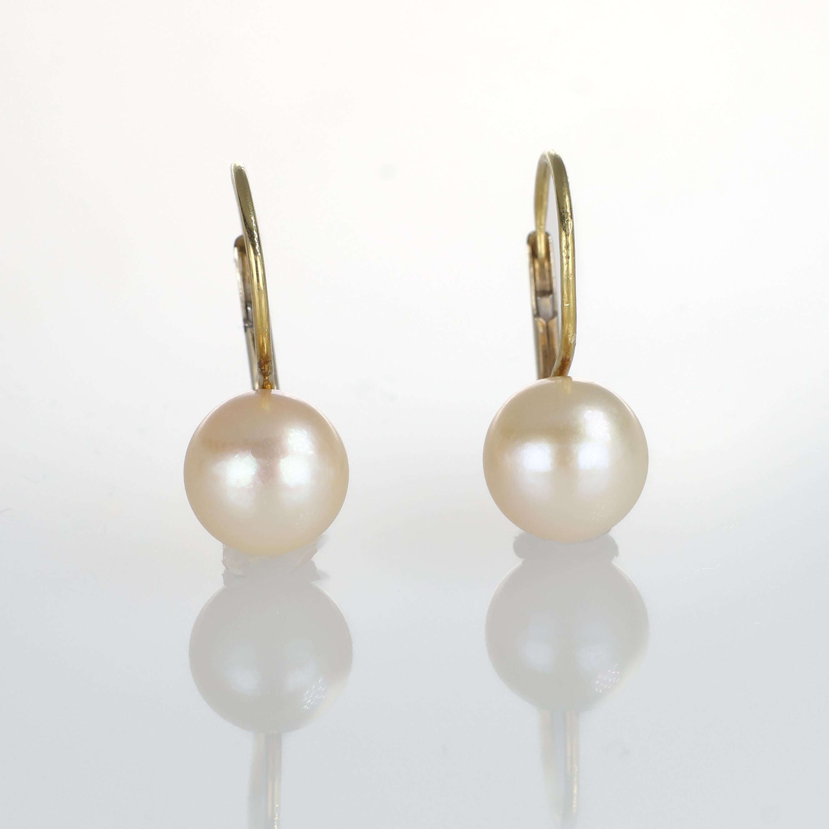 A refined expression of elegance, these earrings feature a luminous pearl suspended from a delicate yellow gold setting. Their timeless design makes them a versatile addition to any jewelry collection, perfect for both everyday wear and formal