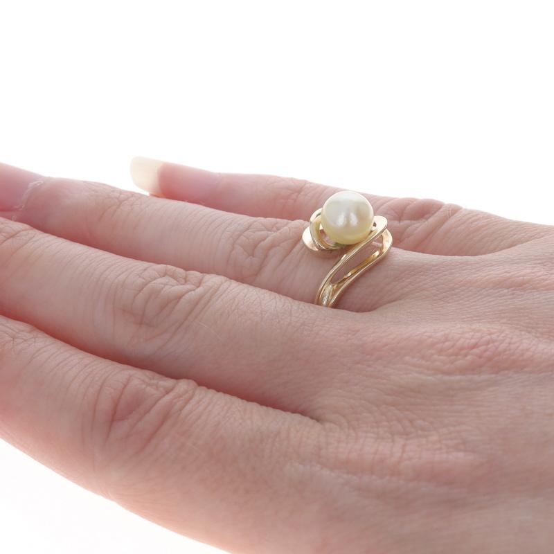 Yellow Gold Pearl Solitaire Bypass Ring - 14k In Excellent Condition For Sale In Greensboro, NC