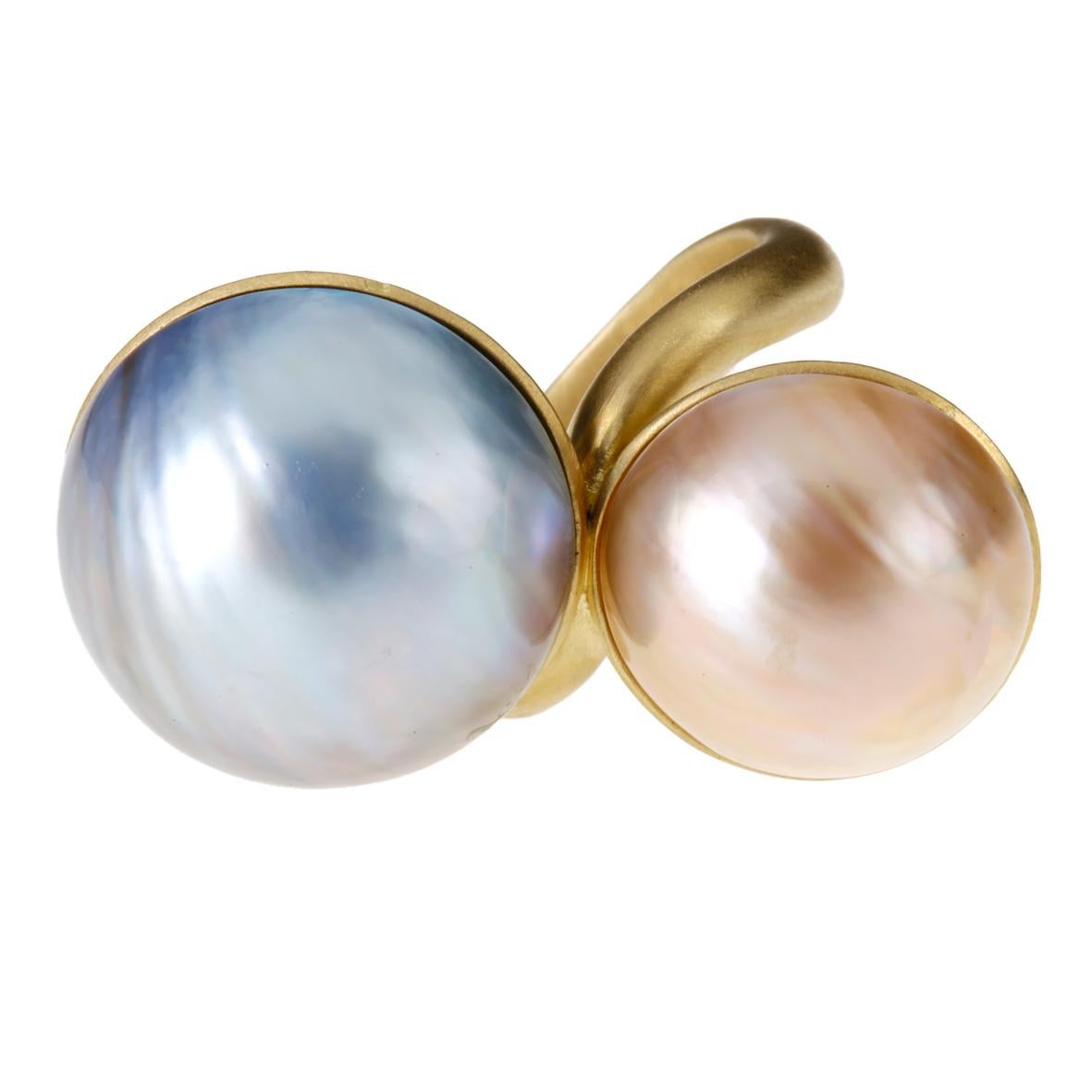 Contrarie ring with 2 Mabè natural  pearls different color grey and gold one,  18 kt yellow gold kt 10,10, size 14 eu.
Hand made pieces made in Italy.
All Giulia Colussi jewelry is new and has never been previously owned or worn. Each item will