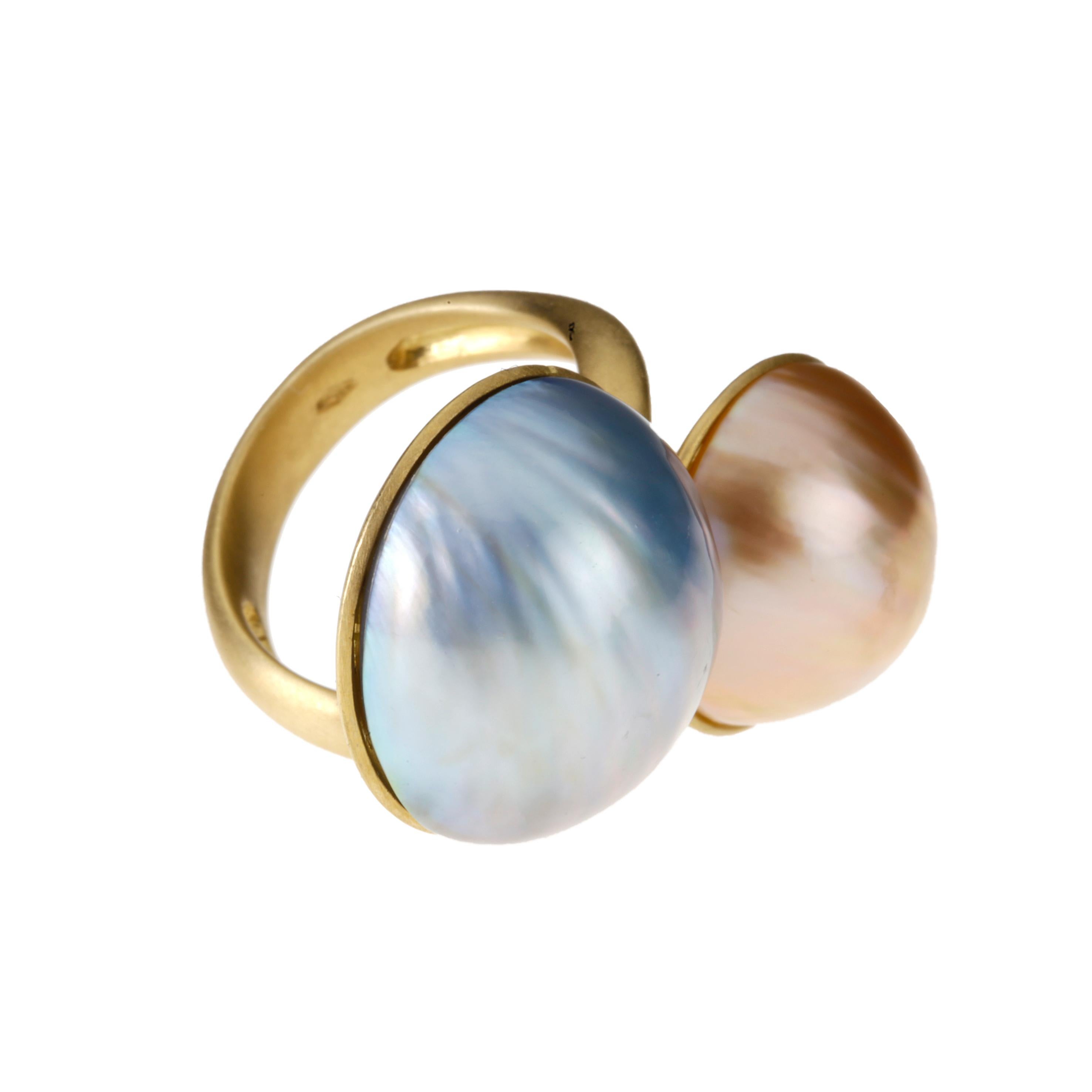 
Bague Contrarier en or 18 ct 21 gr avec 2 perles mabé une grise et l'autre dorée. taille 6,5 us.
Très belle.