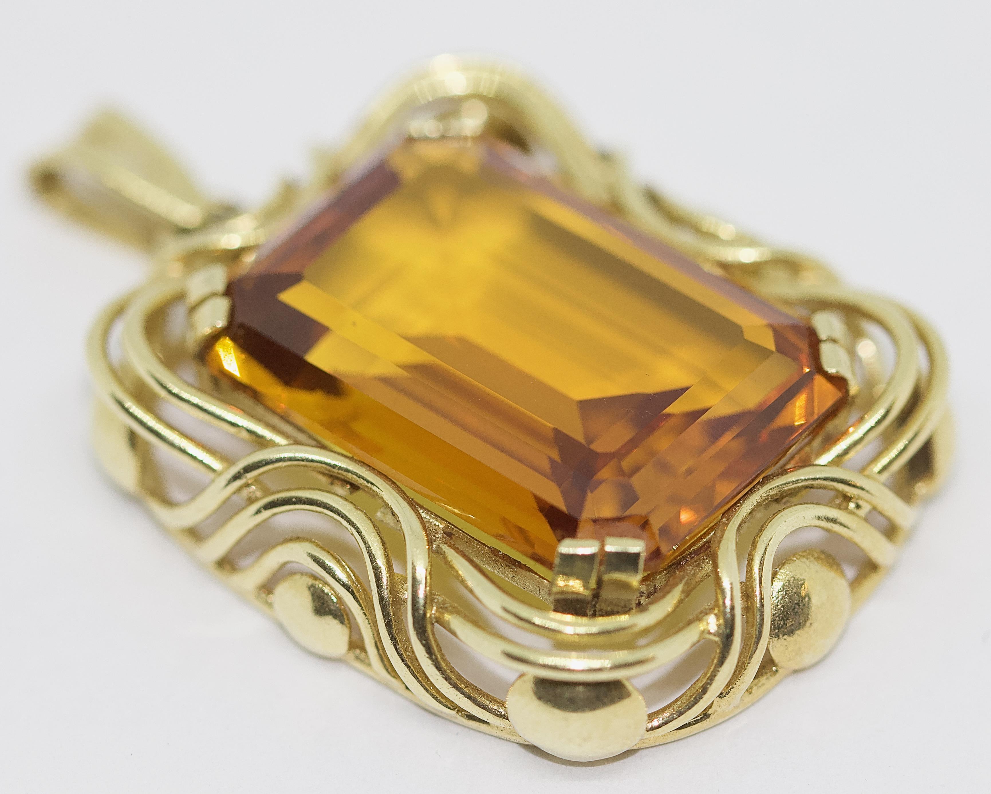 Grazioso ciondolo in oro 14K con grande citrino taglio smeraldo.

Misurato senza l'occhiello.

Compreso il certificato di autenticità.