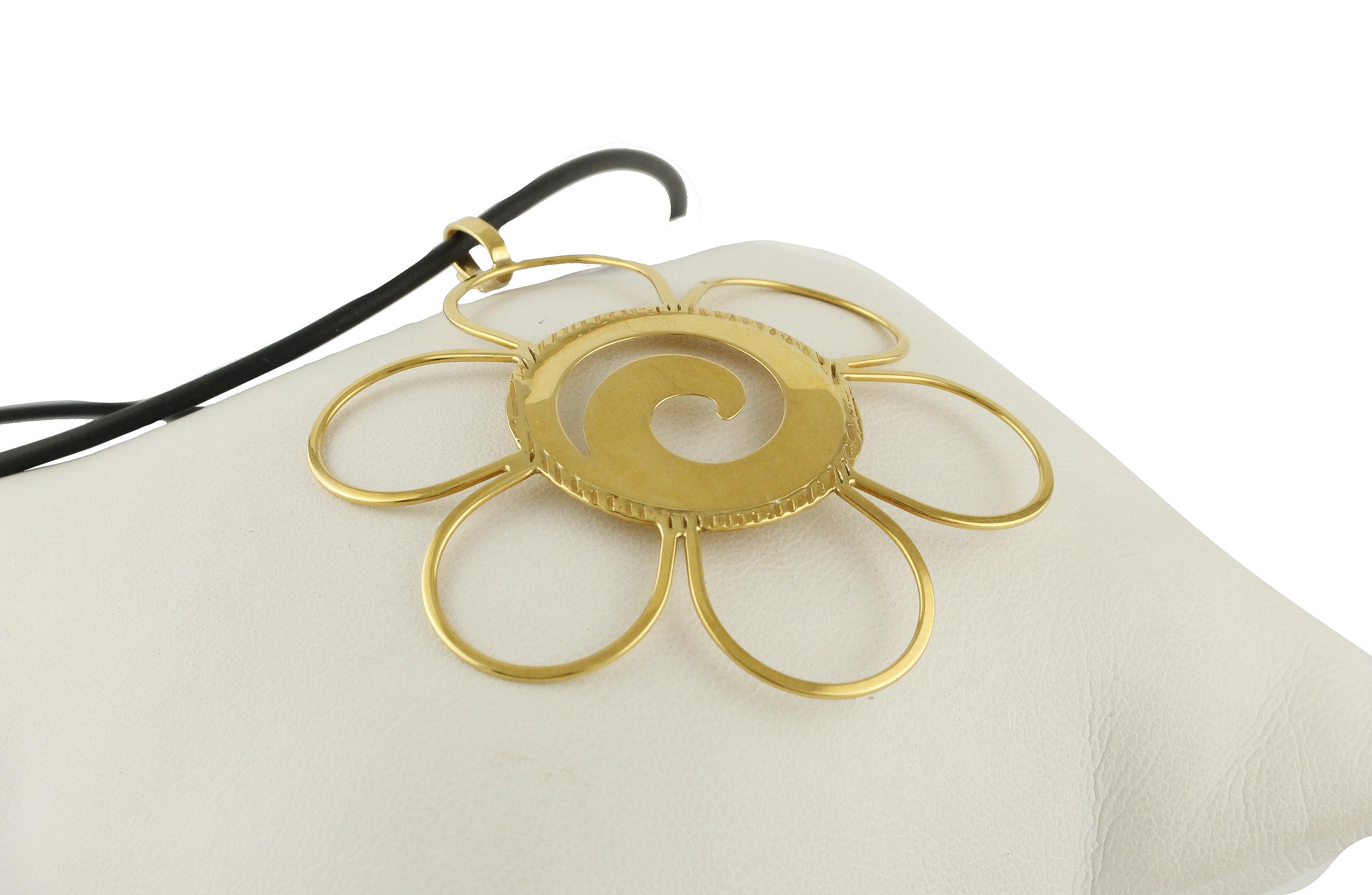 SHIPPING POLICY:
No additional costs will be added to this order.
Shipping costs will be totally covered by the seller (customs duties included).

Fabulous  Flower Pendant Necklace in 18k Yellow Gold 
Total Weight 6.00 g
R.F + aroa
Dimentions 6.4 cm