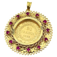 Colgante de Oro Amarillo con Moneda de 20 Francos Franceses de 1898 y Rubíes