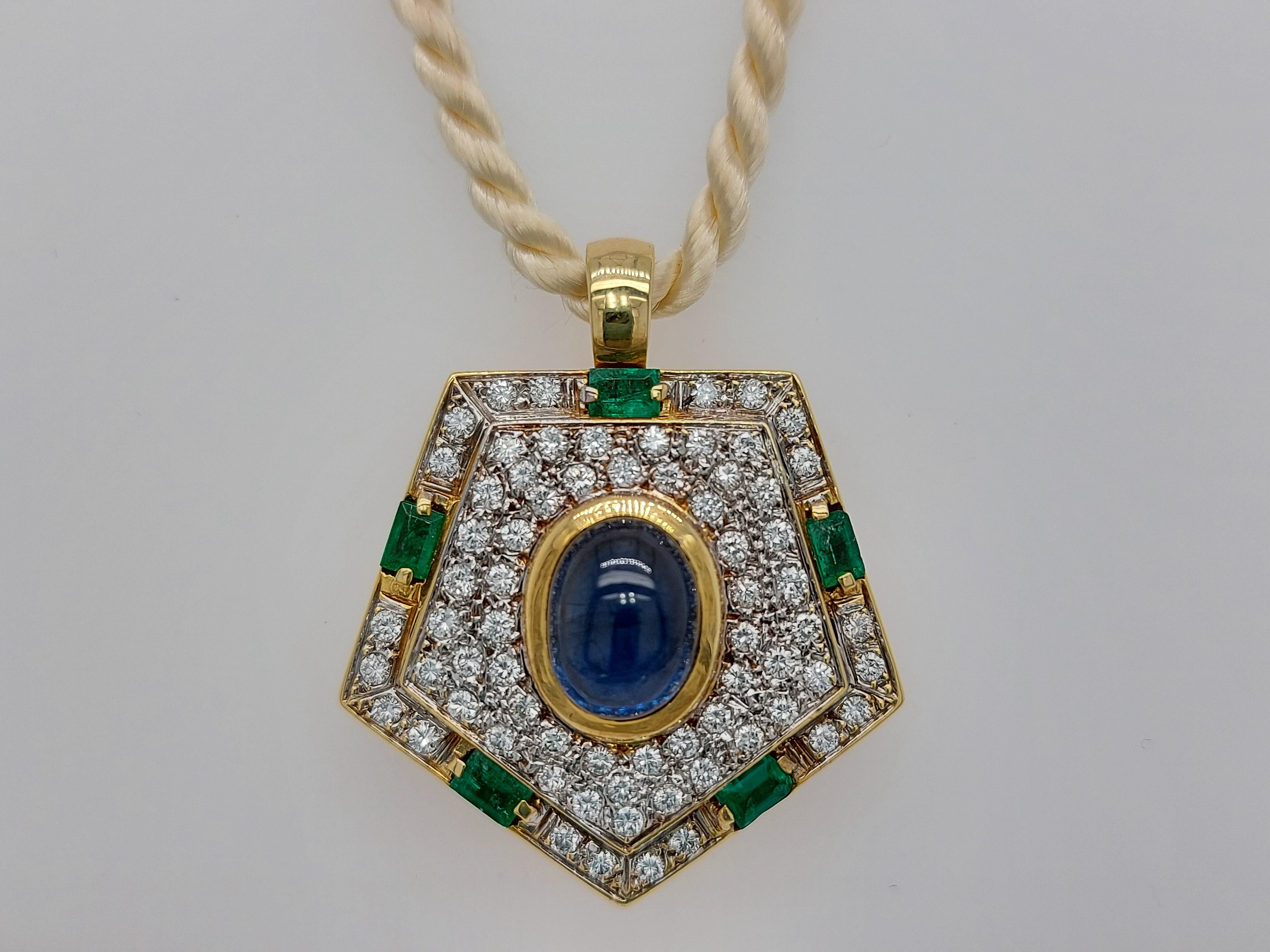 Yellow Gold Pendant with Diamonds, Emerald, Cabochon Sapphire In Excellent Condition In Antwerp, BE