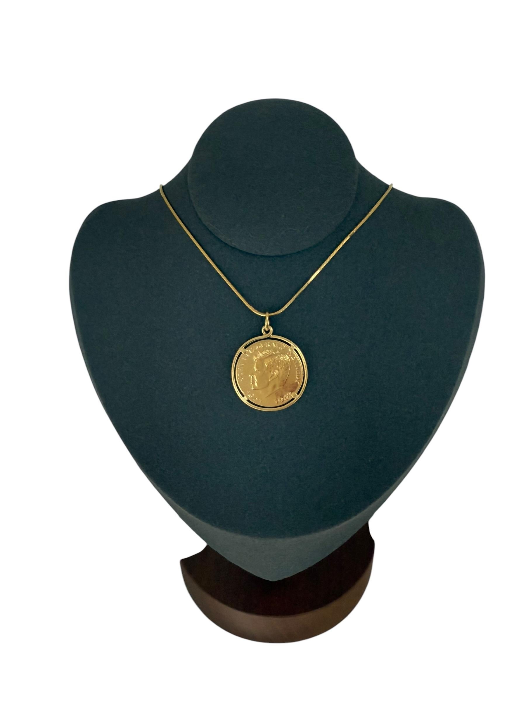Pendentif en or jaune avec pièce de John Kennedy en vente 5