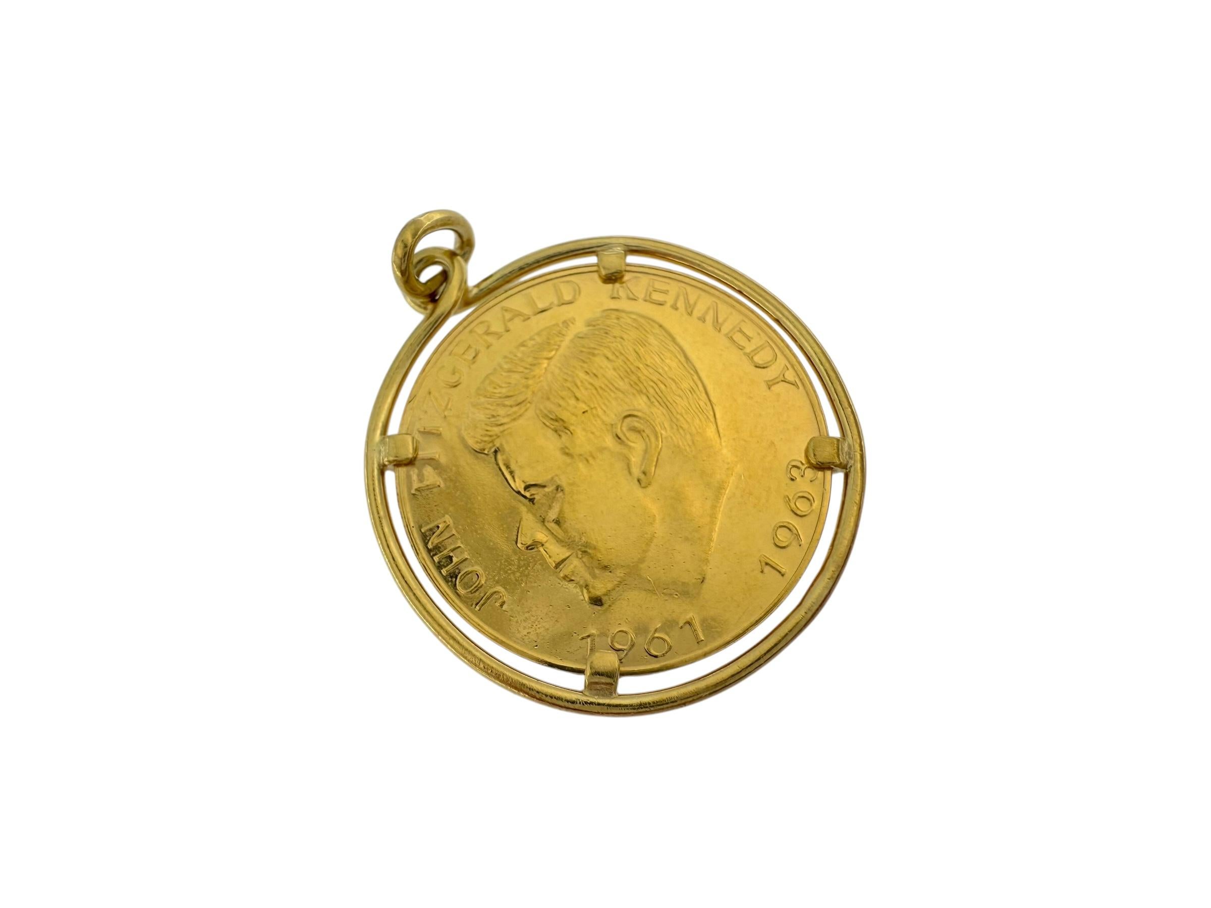 Artisan Pendentif en or jaune avec pièce de John Kennedy en vente