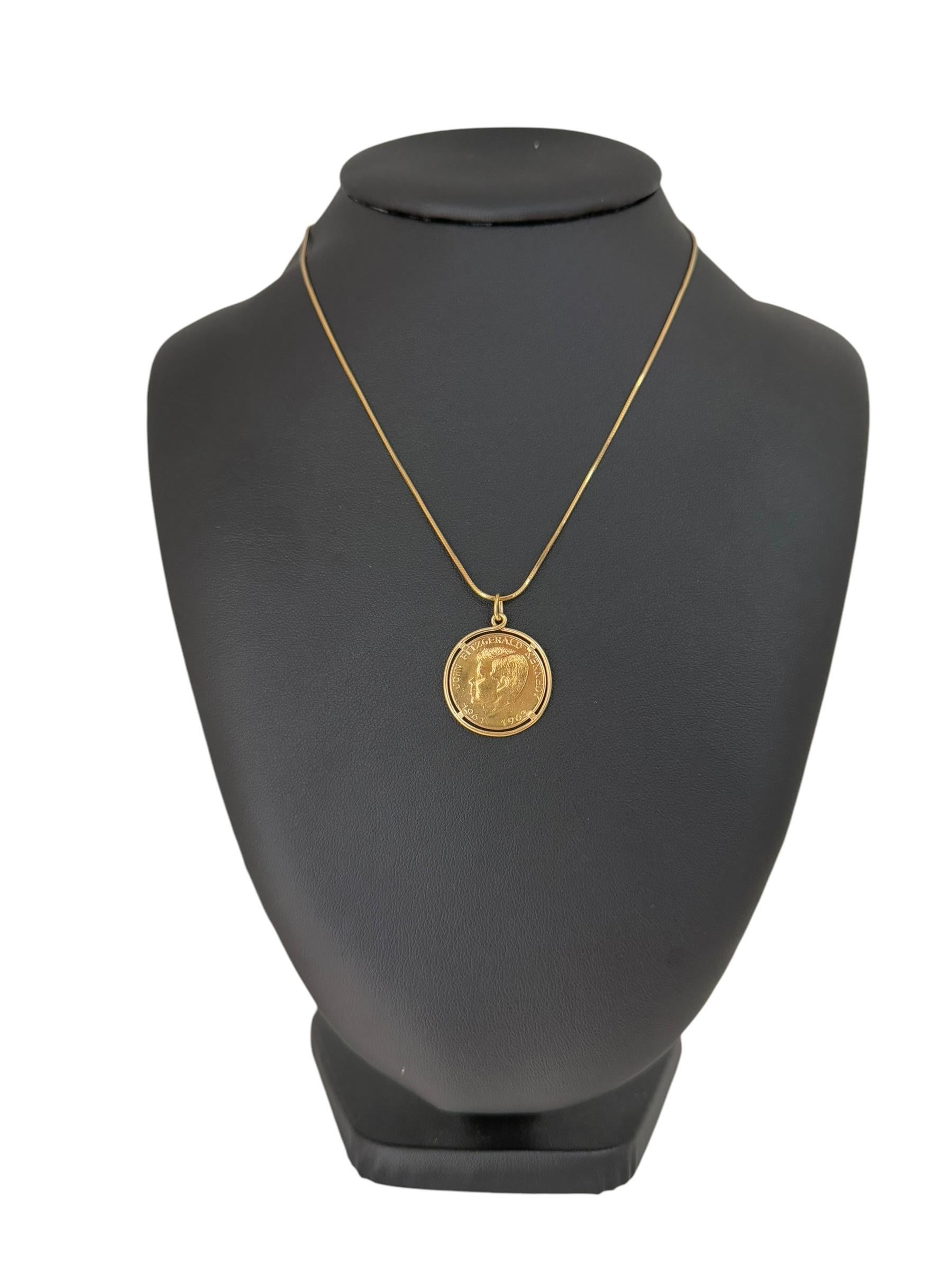 Pendentif en or jaune avec pièce de John Kennedy en vente 3