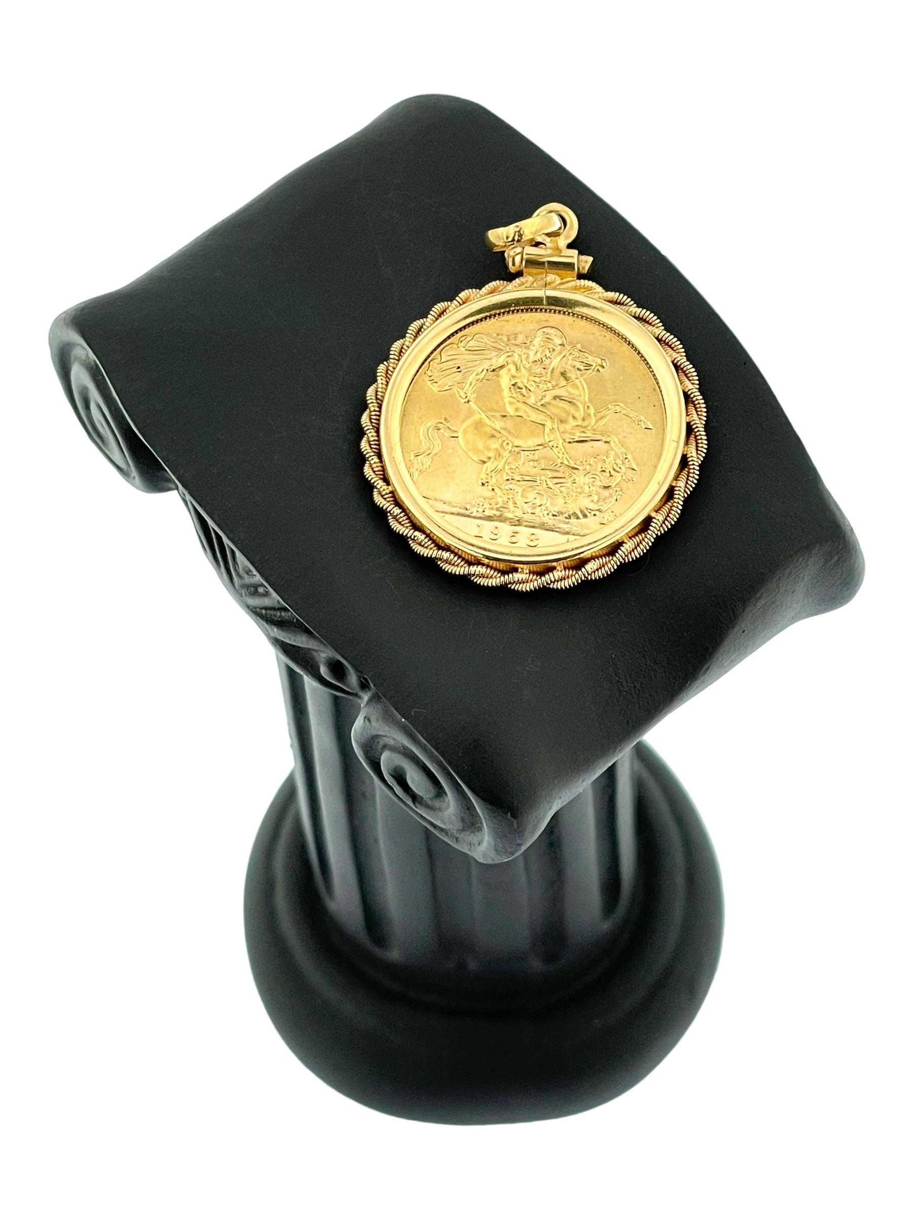 Yellow Gold Pendant with Sovereign Coin 1958 Elizabeth II For Sale 2