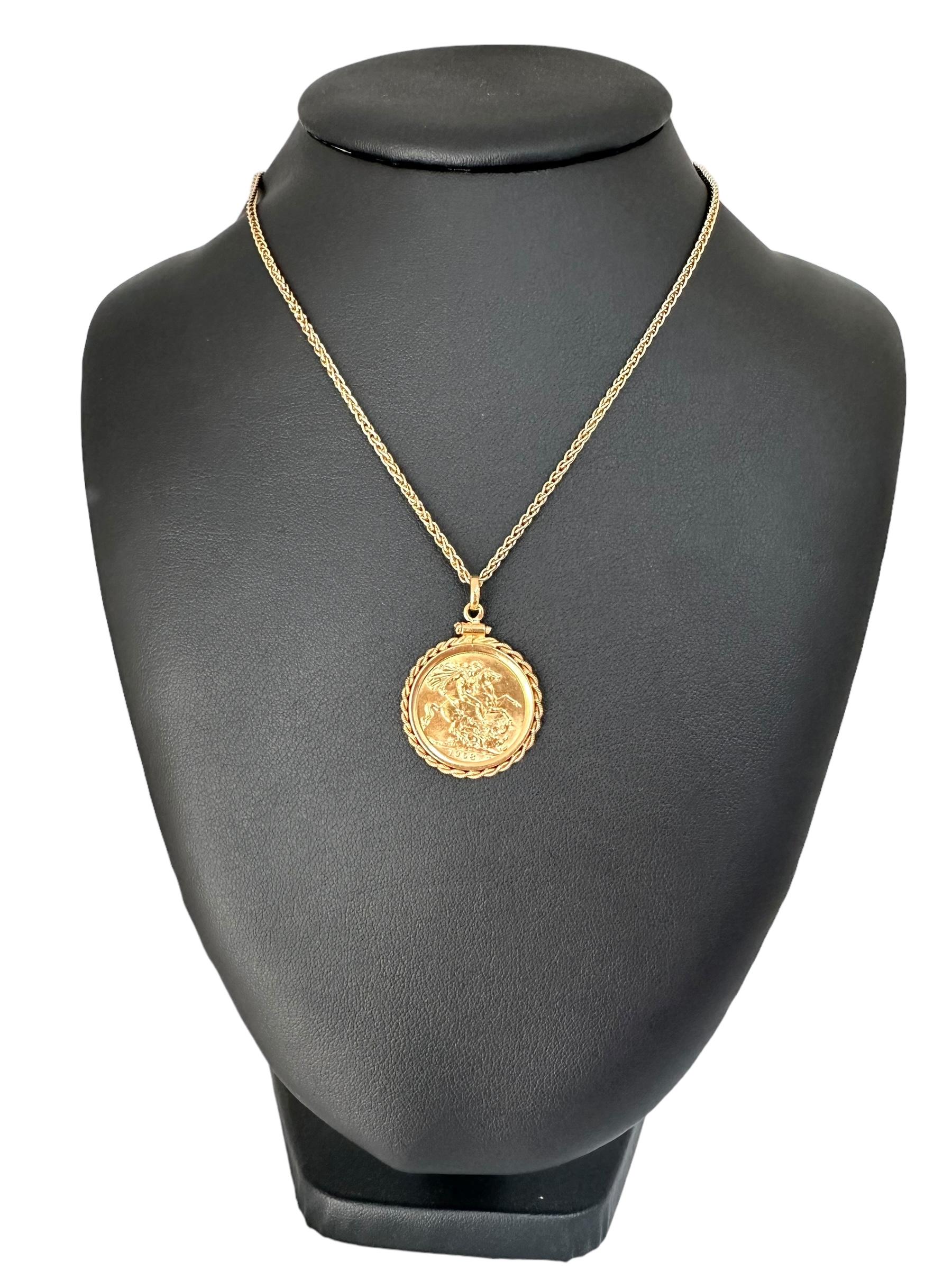 Yellow Gold Pendant with Sovereign Coin 1958 Elizabeth II In Good Condition For Sale In Esch sur Alzette, Esch-sur-Alzette