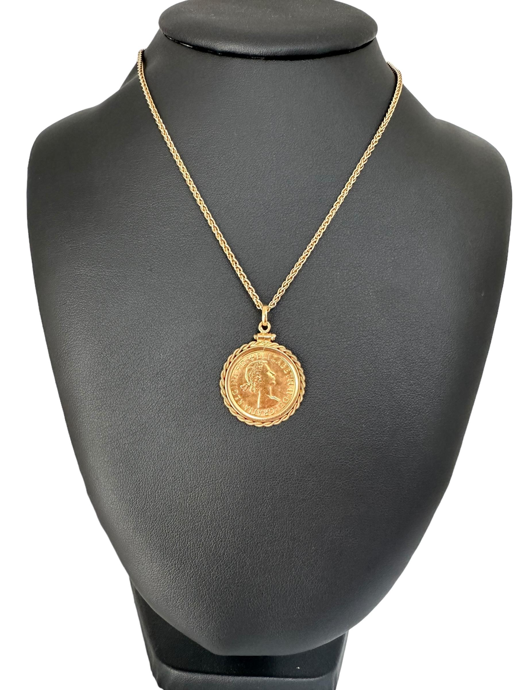 Yellow Gold Pendant with Sovereign Coin 1958 Elizabeth II For Sale 1