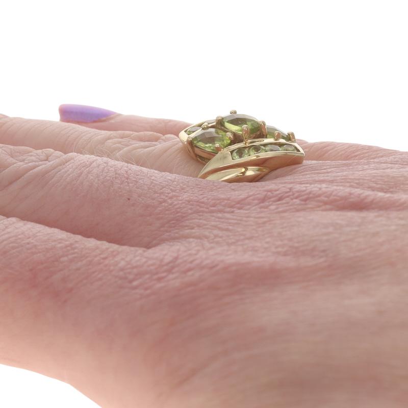 Yellow Gold Peridot Bypass Ring - 10k Cushion Checkerboard 2.74ctw Three-Stone In Excellent Condition For Sale In Greensboro, NC