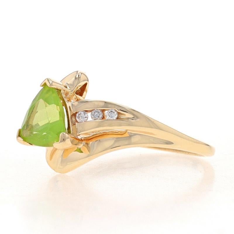 Yellow Gold Peridot & Diamond Bypass Ring - 10k Trillion 1.02ctw In Excellent Condition For Sale In Greensboro, NC